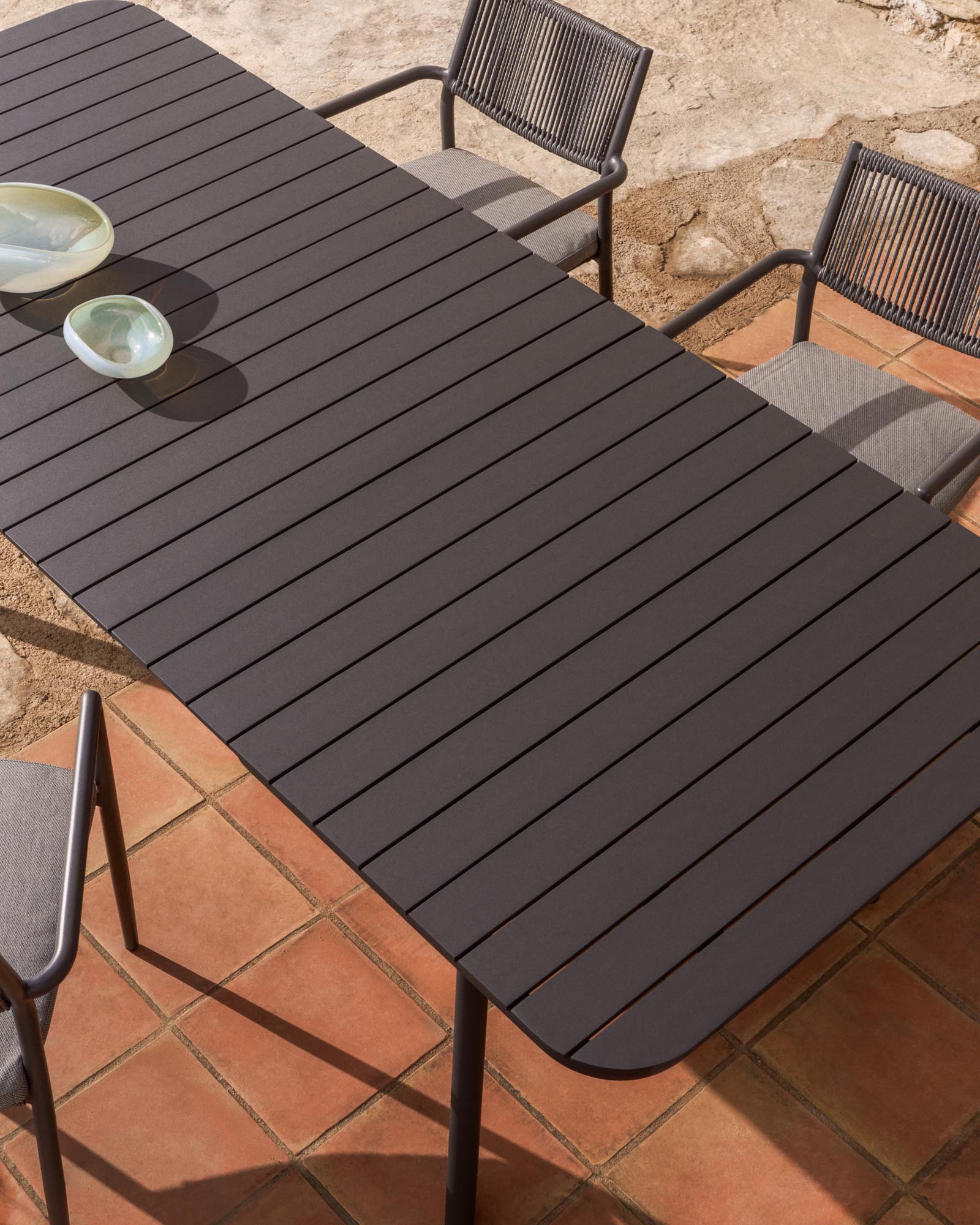 Moderner, ausziehbarer Tisch Izola aus robustem Aluminium in Graphit, perfekt für Outdoor-Dining und gesellige Zusammenkünfte.