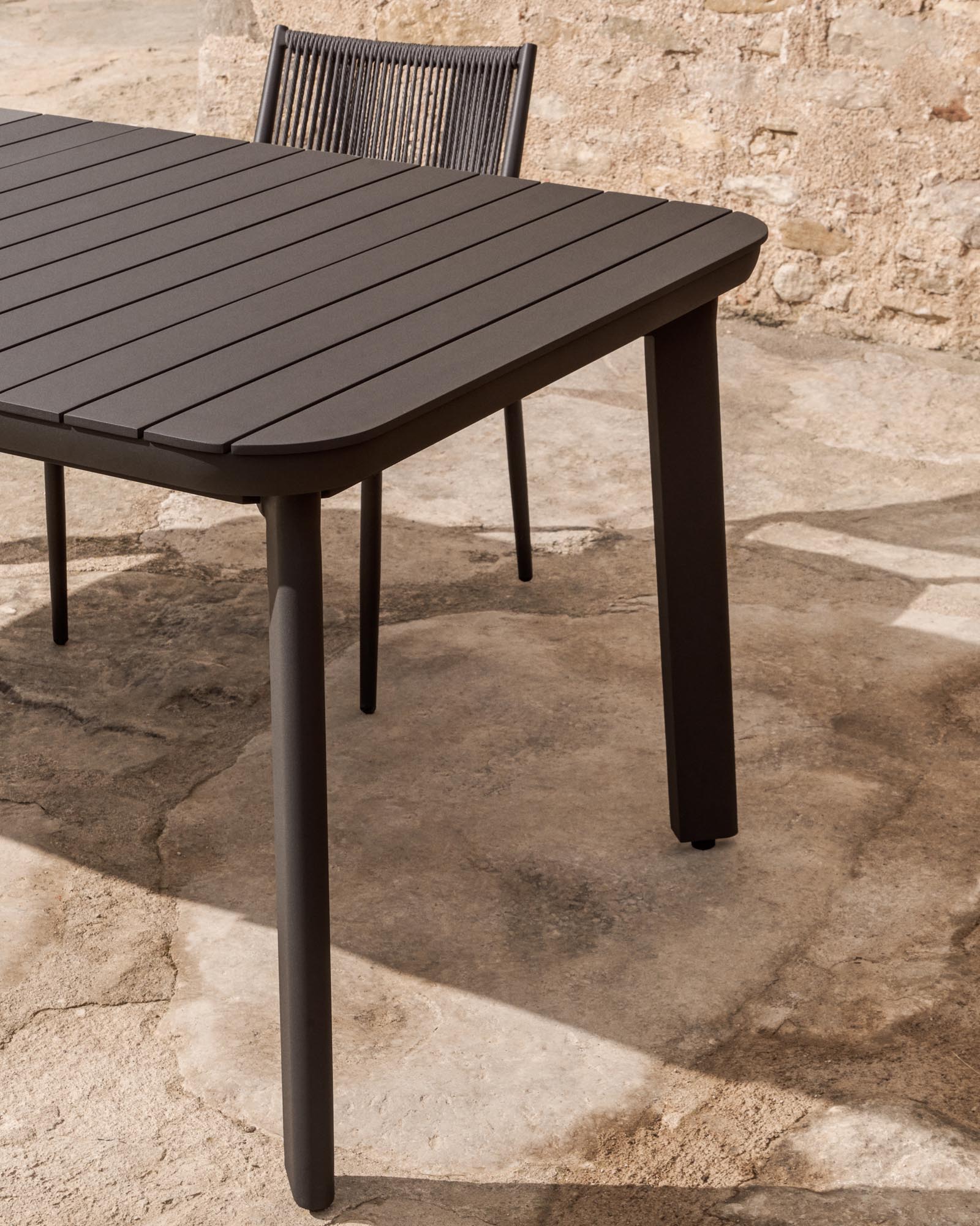 Eleganter, ausziehbarer Gartentisch Izola aus Aluminium in stilvollem Graphit, ideal für entspannte Abende im Freien.