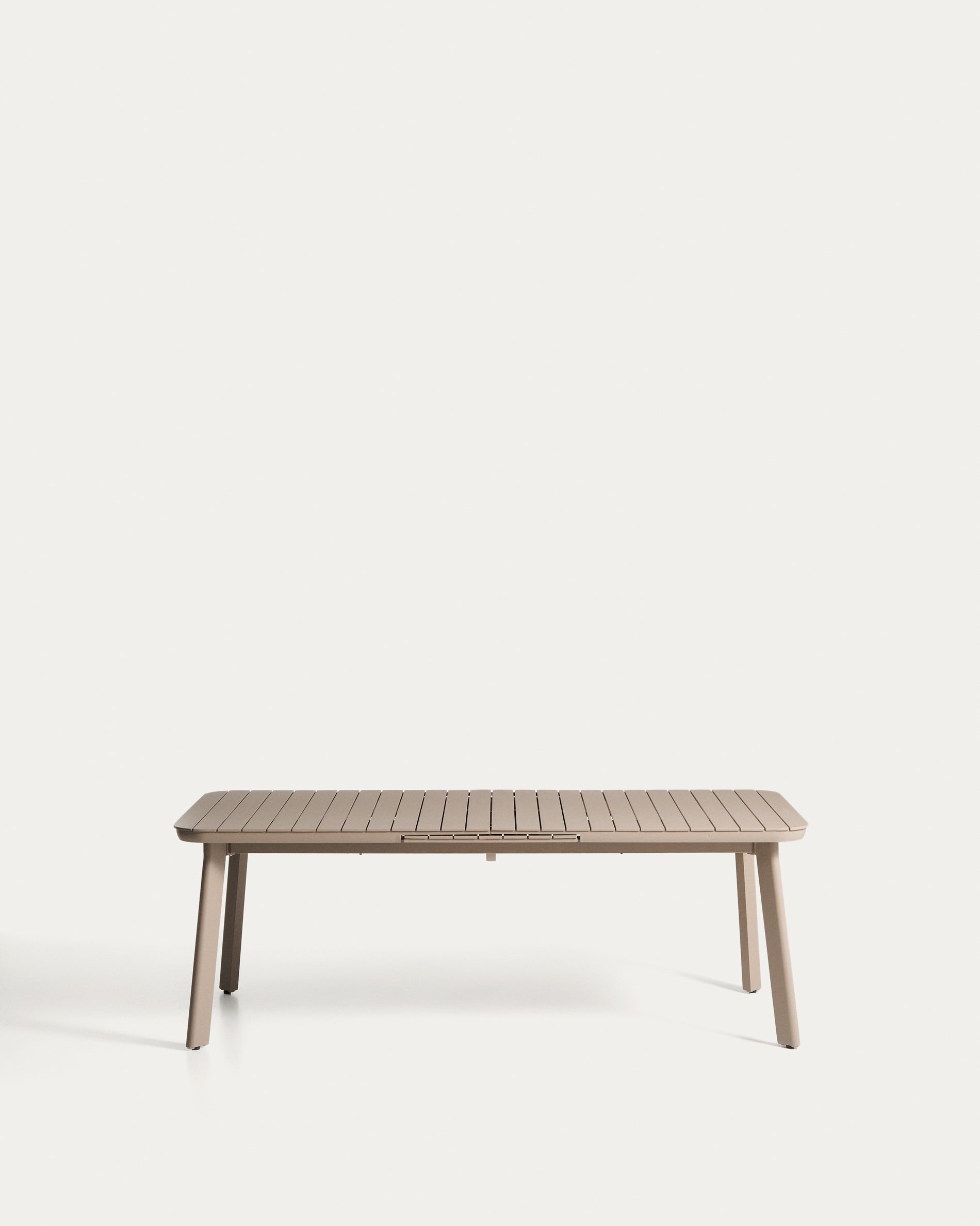 Ausziehbarer Outdoor-Tisch Izola aus Aluminium mit beigem Finish 220 (280) x 100 cm in Beige präsentiert im Onlineshop von KAQTU Design AG. Gartentisch ist von Kave Home