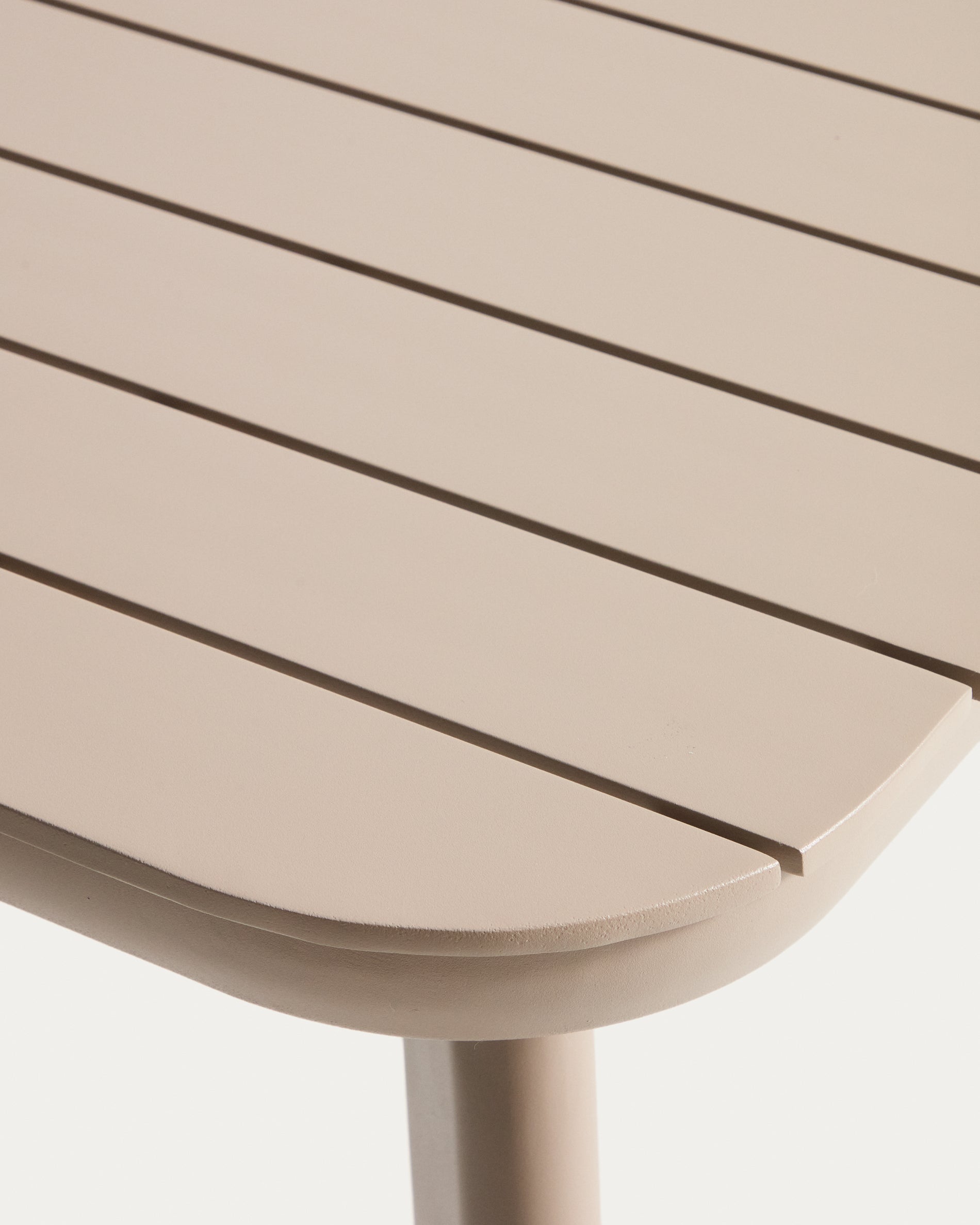 Ausziehbarer Outdoor-Tisch Izola aus Aluminium mit beigem Finish 220 (280) x 100 cm in Beige präsentiert im Onlineshop von KAQTU Design AG. Gartentisch ist von Kave Home