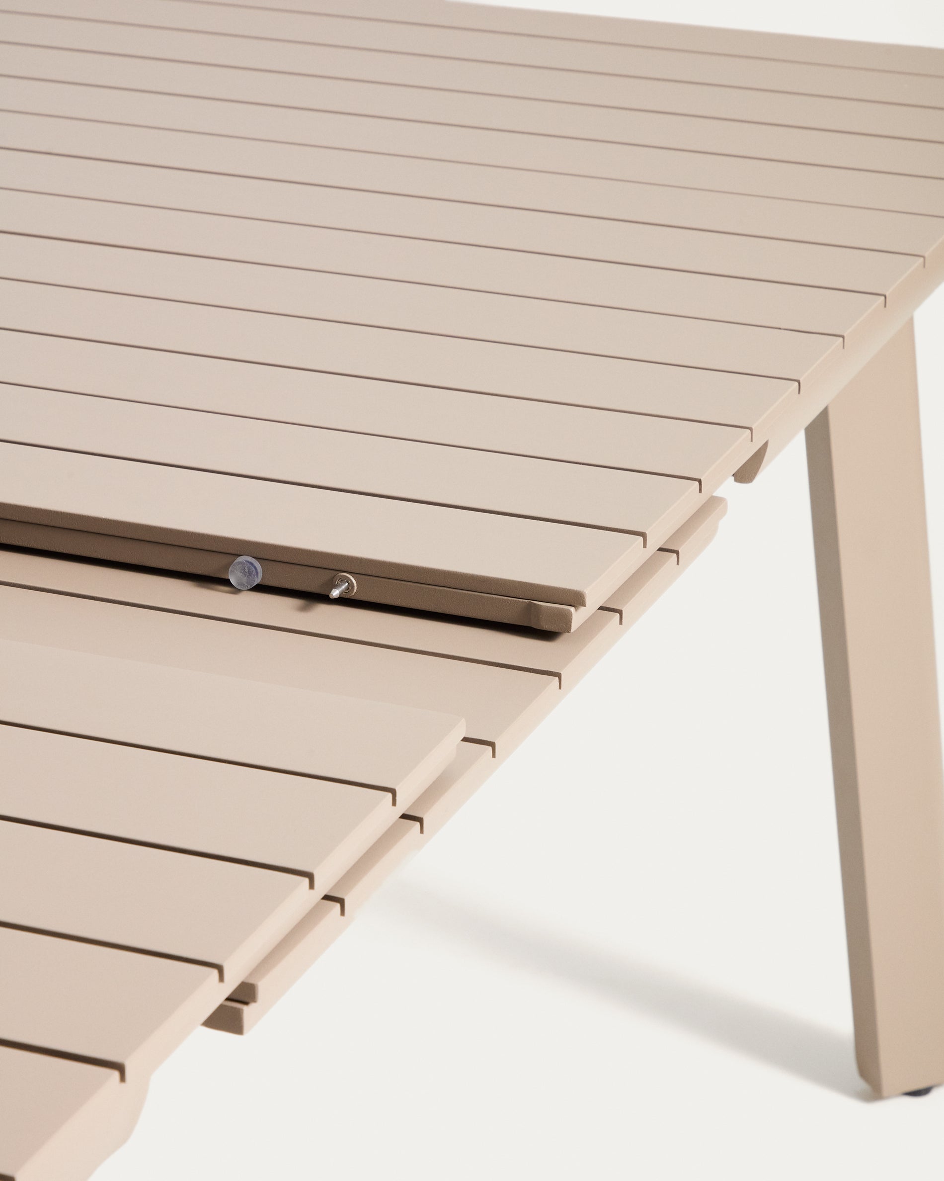 Ausziehbarer Outdoor-Tisch Izola aus Aluminium mit beigem Finish 220 (280) x 100 cm in Beige präsentiert im Onlineshop von KAQTU Design AG. Gartentisch ist von Kave Home
