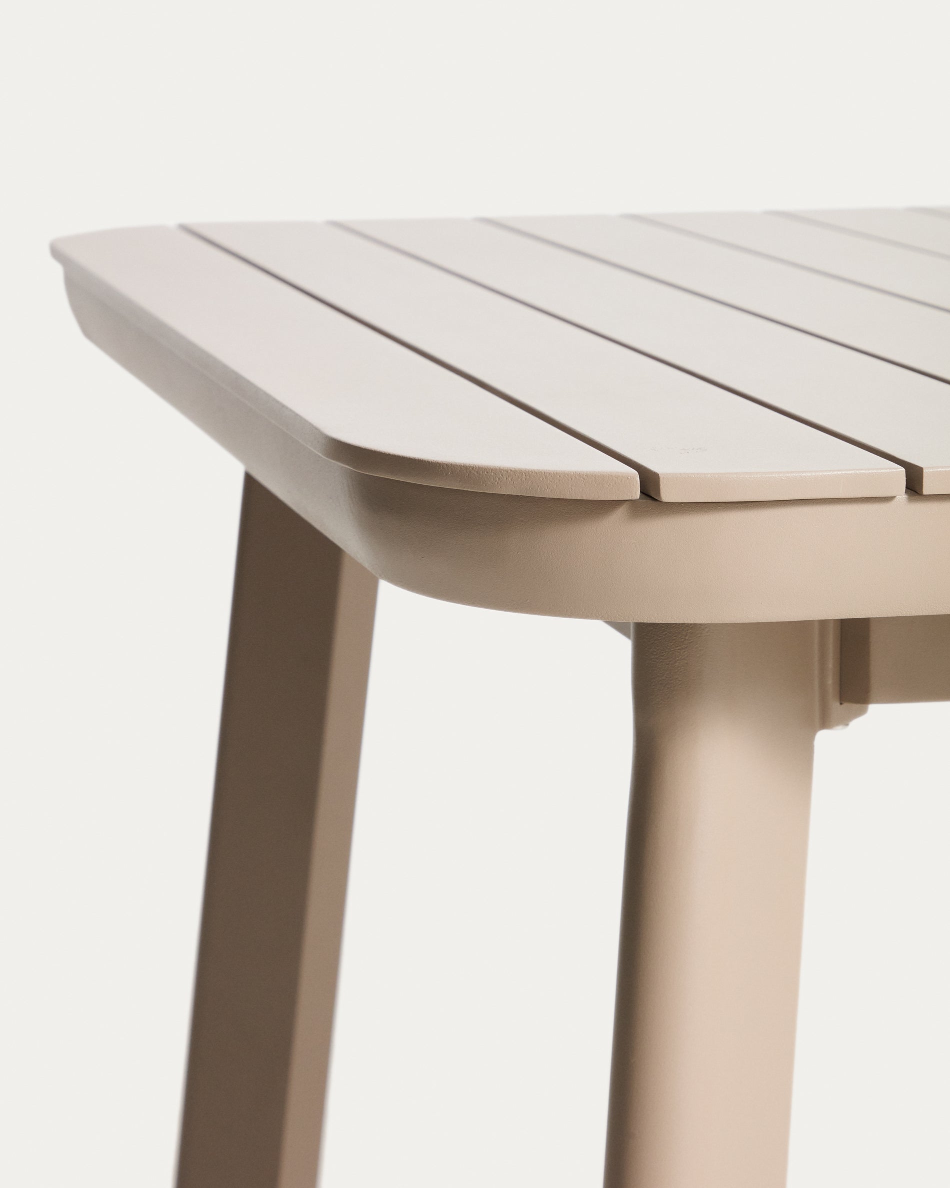 Ausziehbarer Outdoor-Tisch Izola aus Aluminium mit beigem Finish 220 (280) x 100 cm in Beige präsentiert im Onlineshop von KAQTU Design AG. Gartentisch ist von Kave Home