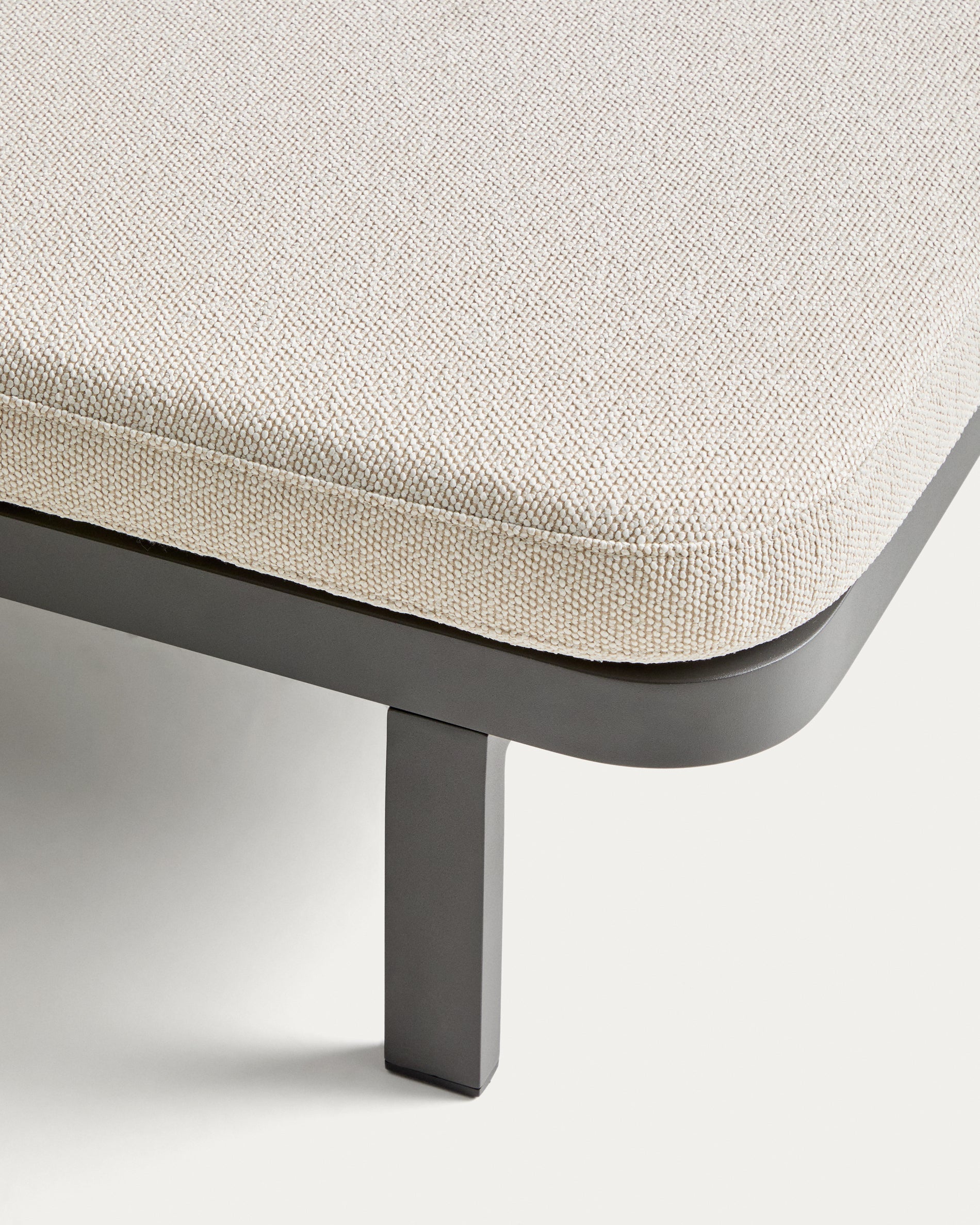 Sonnenliege Kionia aus Aluminium in Graphit. in Graphit präsentiert im Onlineshop von KAQTU Design AG. Liegestuhl ist von Kave Home