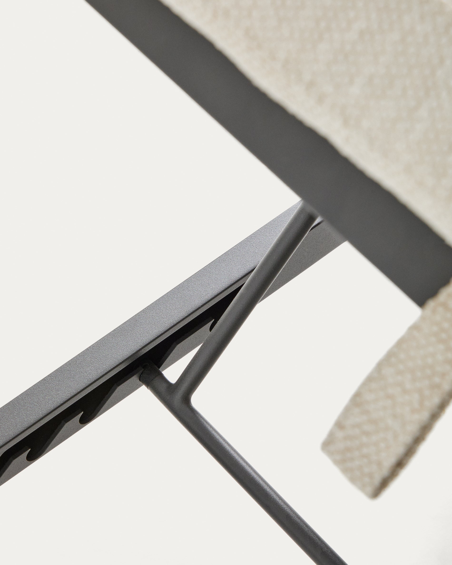 Sonnenliege Kionia aus Aluminium in Graphit. in Graphit präsentiert im Onlineshop von KAQTU Design AG. Liegestuhl ist von Kave Home