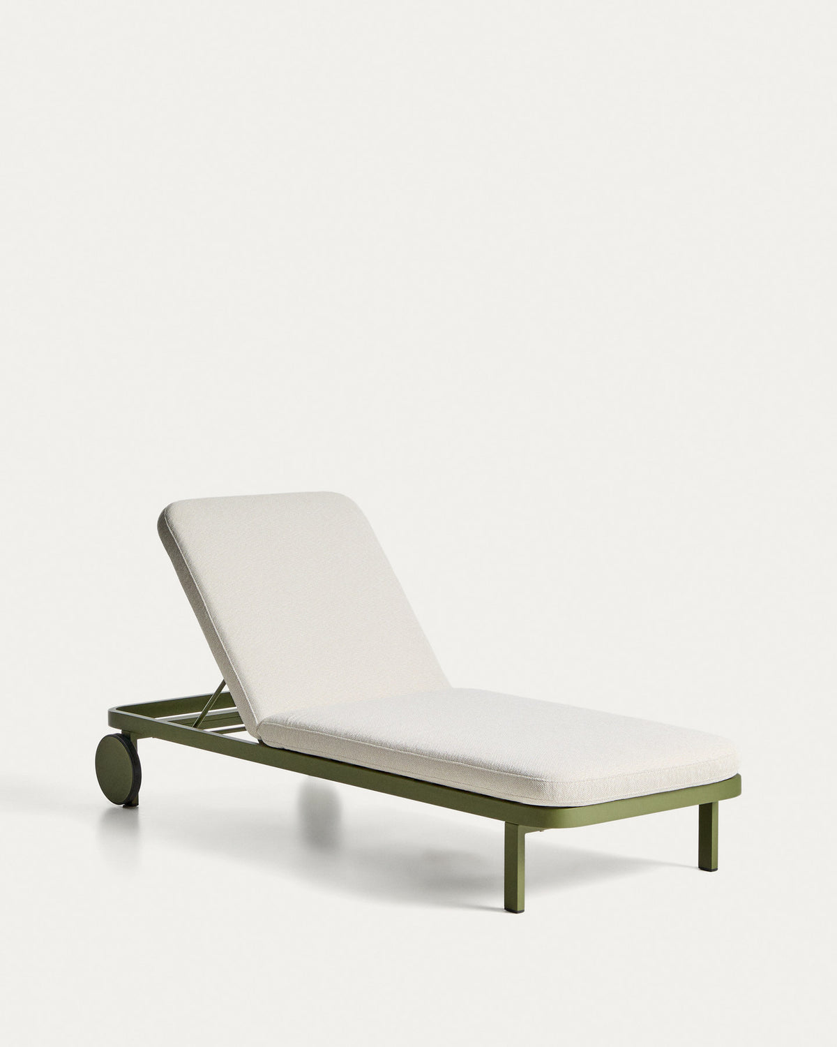 Sonnenliege Kionia aus Aluminium in Grün. in Grün, Beige präsentiert im Onlineshop von KAQTU Design AG. Liegestuhl ist von Kave Home