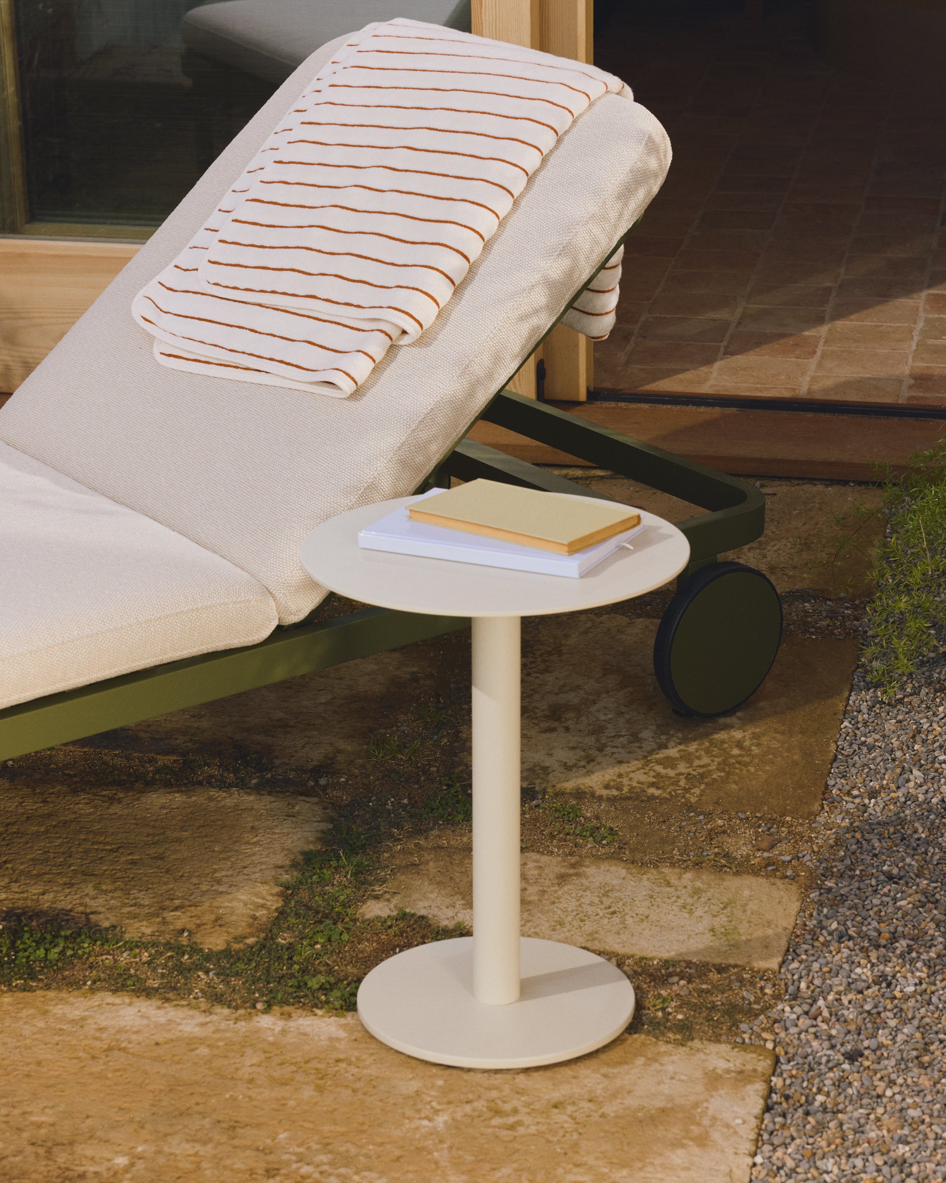 Sonnenliege Kionia aus Aluminium in Grün. in Grün präsentiert im Onlineshop von KAQTU Design AG. Liegestuhl ist von Kave Home