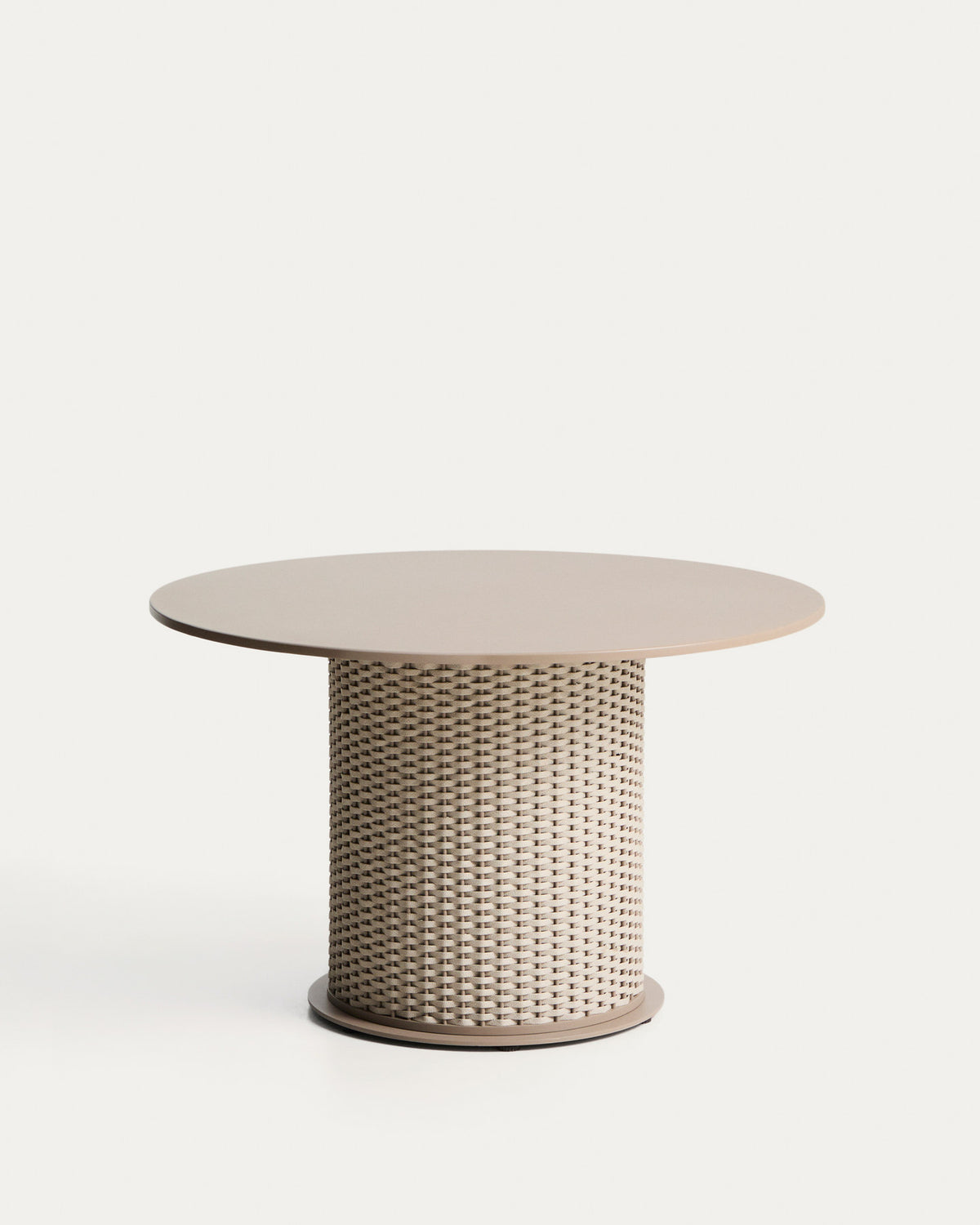 Outdoor-Tisch Sedalis aus Aluminium und Seil in Taupe, Ø 120 cm in Taupe, Beige präsentiert im Onlineshop von KAQTU Design AG. Gartentisch ist von Kave Home