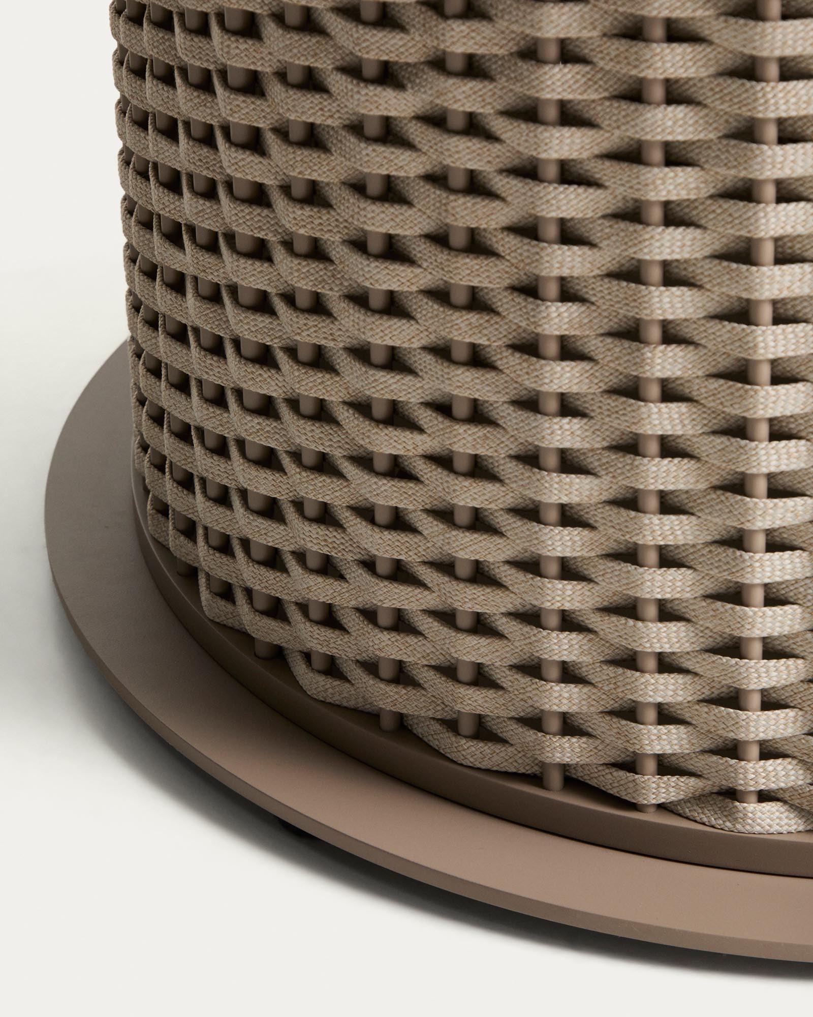 Moderner Gartentisch Sedalis in Taupe, Ø 120 cm, gefertigt aus langlebigem Aluminium und strapazierfähigem Seil, perfekt für Outdoor-Bereiche.