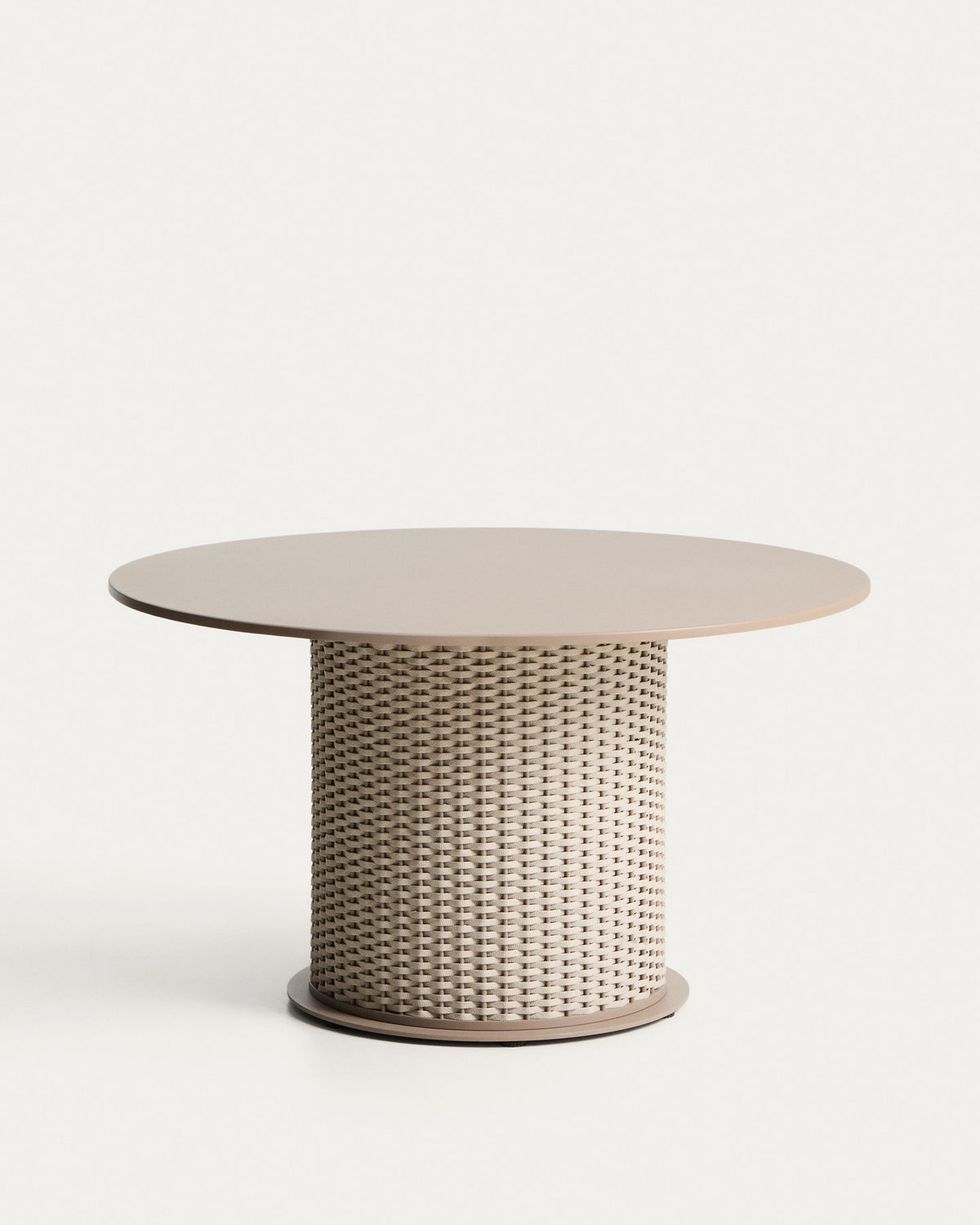Outdoor-Tisch Sedalis aus Aluminium und Seil in Taupe, Ø 135 cm in Taupe, Beige präsentiert im Onlineshop von KAQTU Design AG. Gartentisch ist von Kave Home