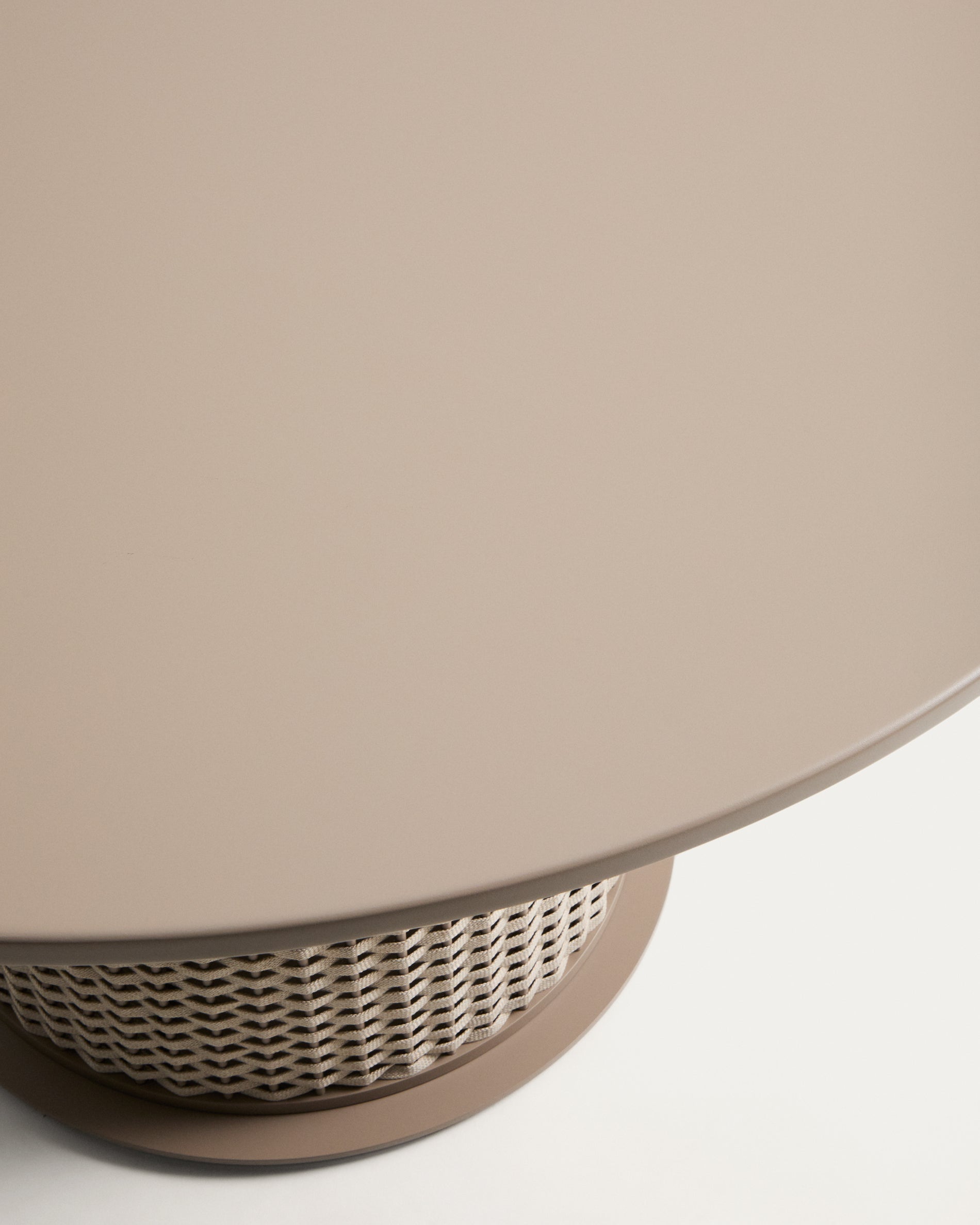 Outdoor-Tisch Sedalis aus Aluminium und Seil in Taupe, Ø 135 cm in Taupe präsentiert im Onlineshop von KAQTU Design AG. Gartentisch ist von Kave Home