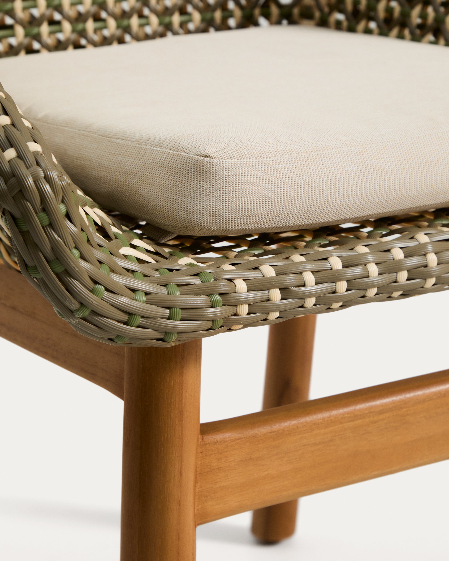 Stuhl Olbia aus synthetischem Rattan und massivem Teakholz FSC 100 % in Dunkelgrün präsentiert im Onlineshop von KAQTU Design AG. Gartenstuhl ist von Kave Home