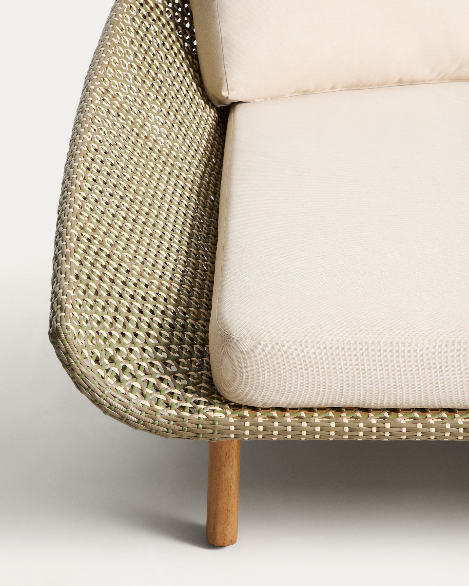 2er-Sonnenliege Olbia aus synthetischem Rattan und massivem Teakholz FSC 100 % in Dunkelgrün präsentiert im Onlineshop von KAQTU Design AG. Liegestuhl ist von Kave Home