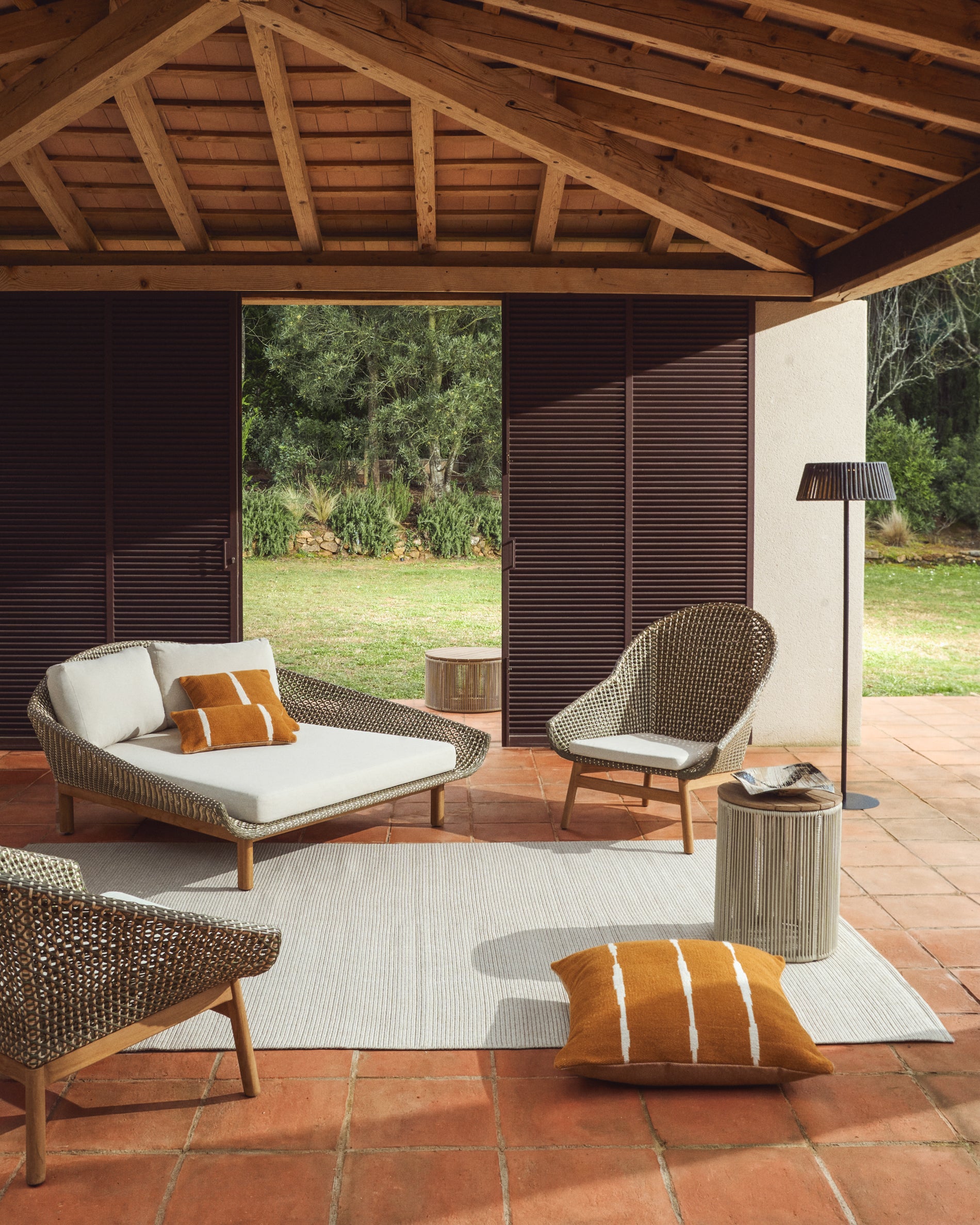 2er-Sonnenliege Olbia aus synthetischem Rattan und massivem Teakholz FSC 100 % in Dunkelgrün präsentiert im Onlineshop von KAQTU Design AG. Liegestuhl ist von Kave Home