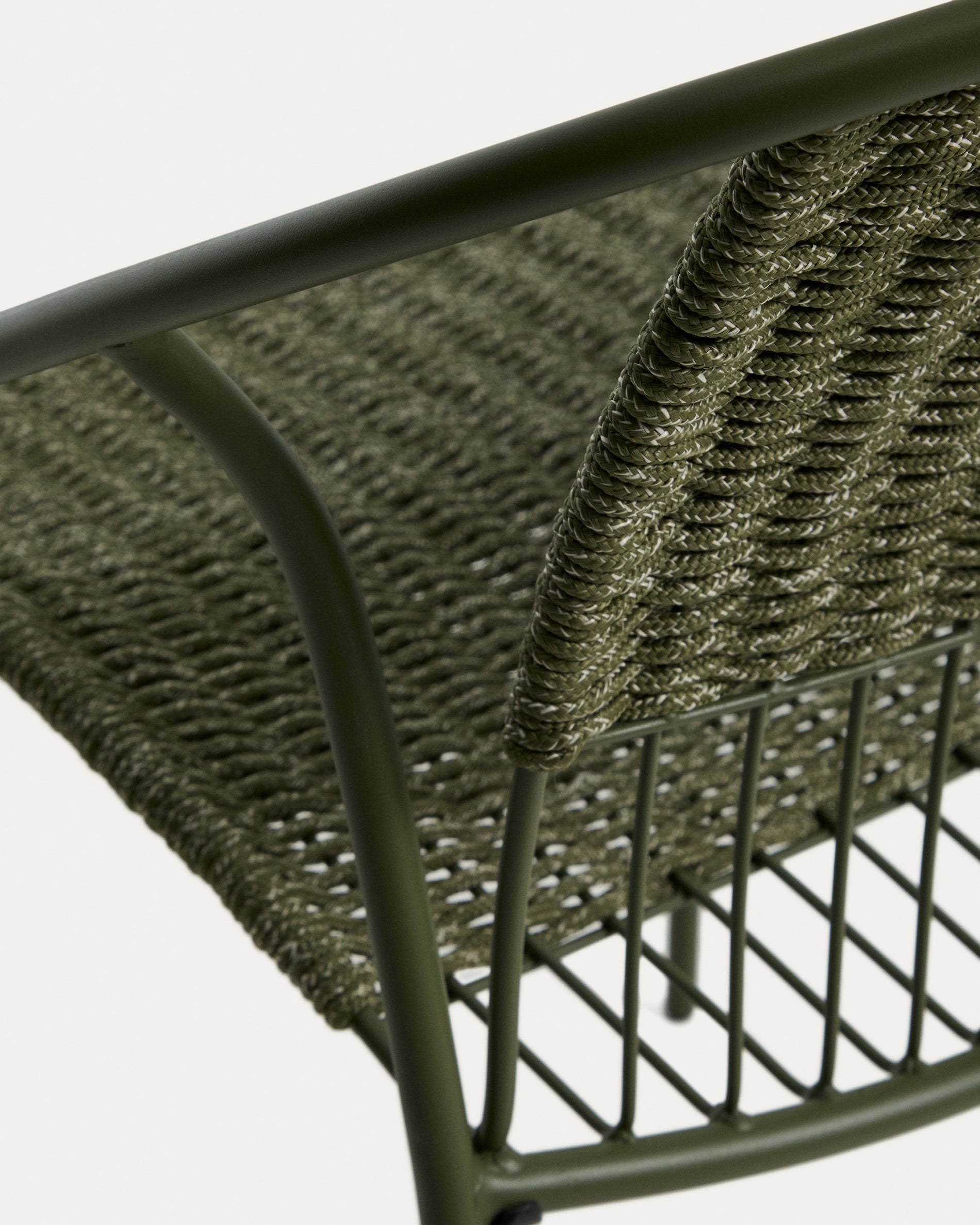 Stapelbarer Stuhl Atrani aus verzinktem Stahl und grünem Seil in Dunkelgrün präsentiert im Onlineshop von KAQTU Design AG. Gartenstuhl ist von Kave Home