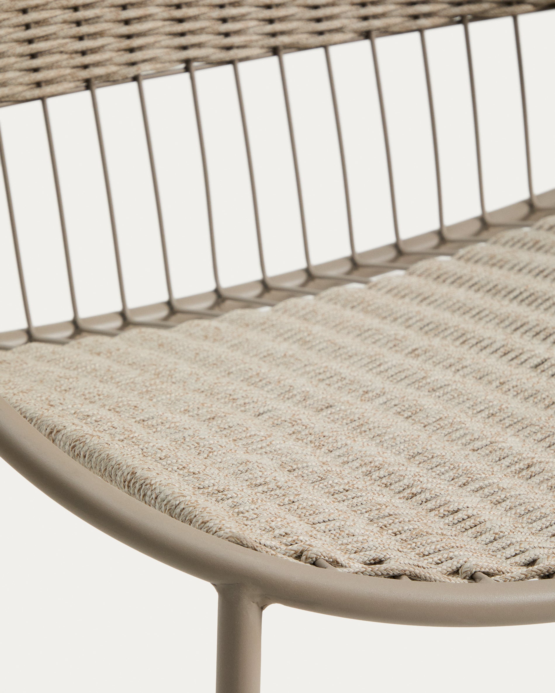 Stapelbarer Sessel Atrani aus verzinktem Stahl und taupefarbenem Seil in Taupe präsentiert im Onlineshop von KAQTU Design AG. Outdoor-Sessel ist von Kave Home