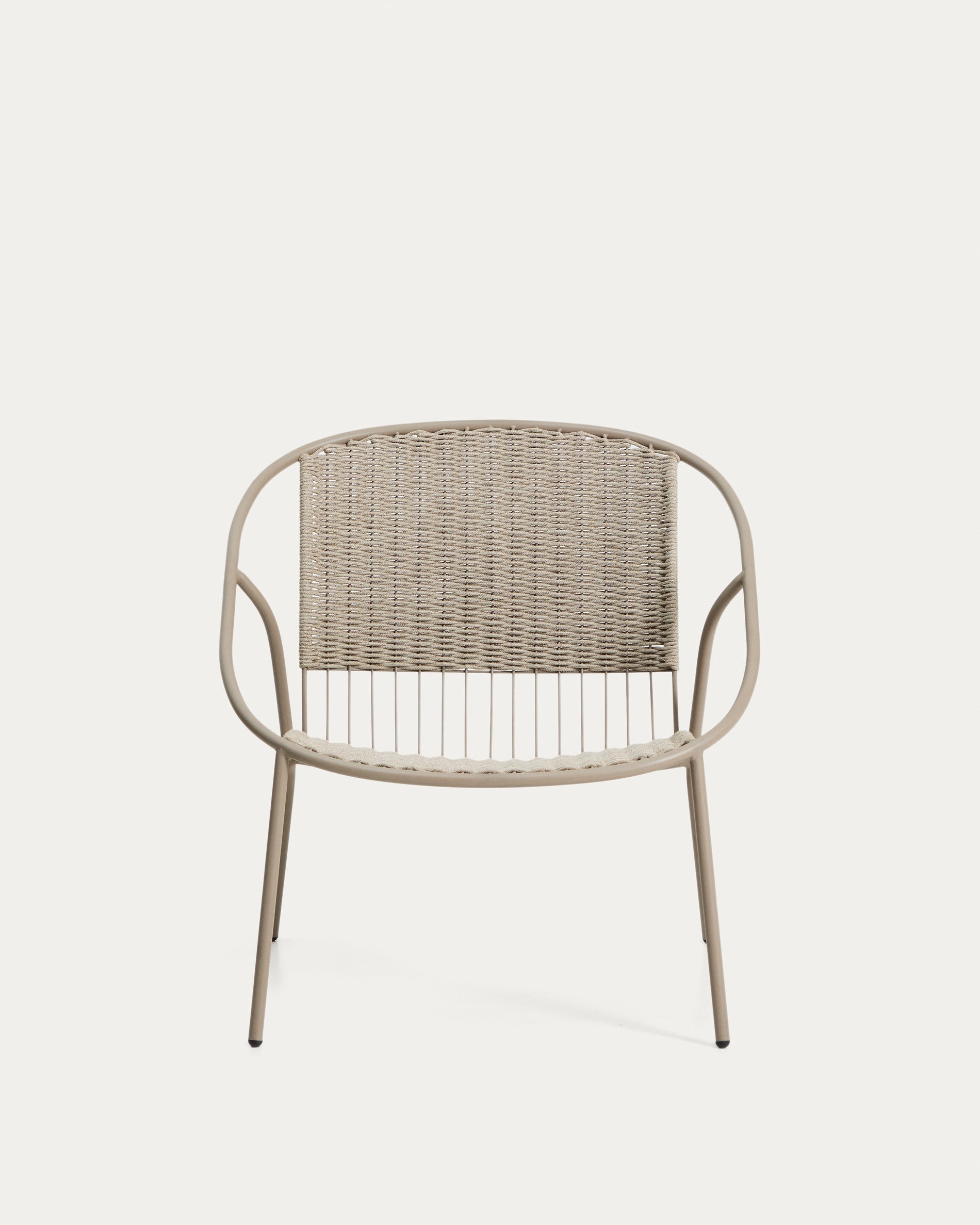 Stapelbarer Sessel Atrani aus verzinktem Stahl und taupefarbenem Seil in Taupe präsentiert im Onlineshop von KAQTU Design AG. Outdoor-Sessel ist von Kave Home