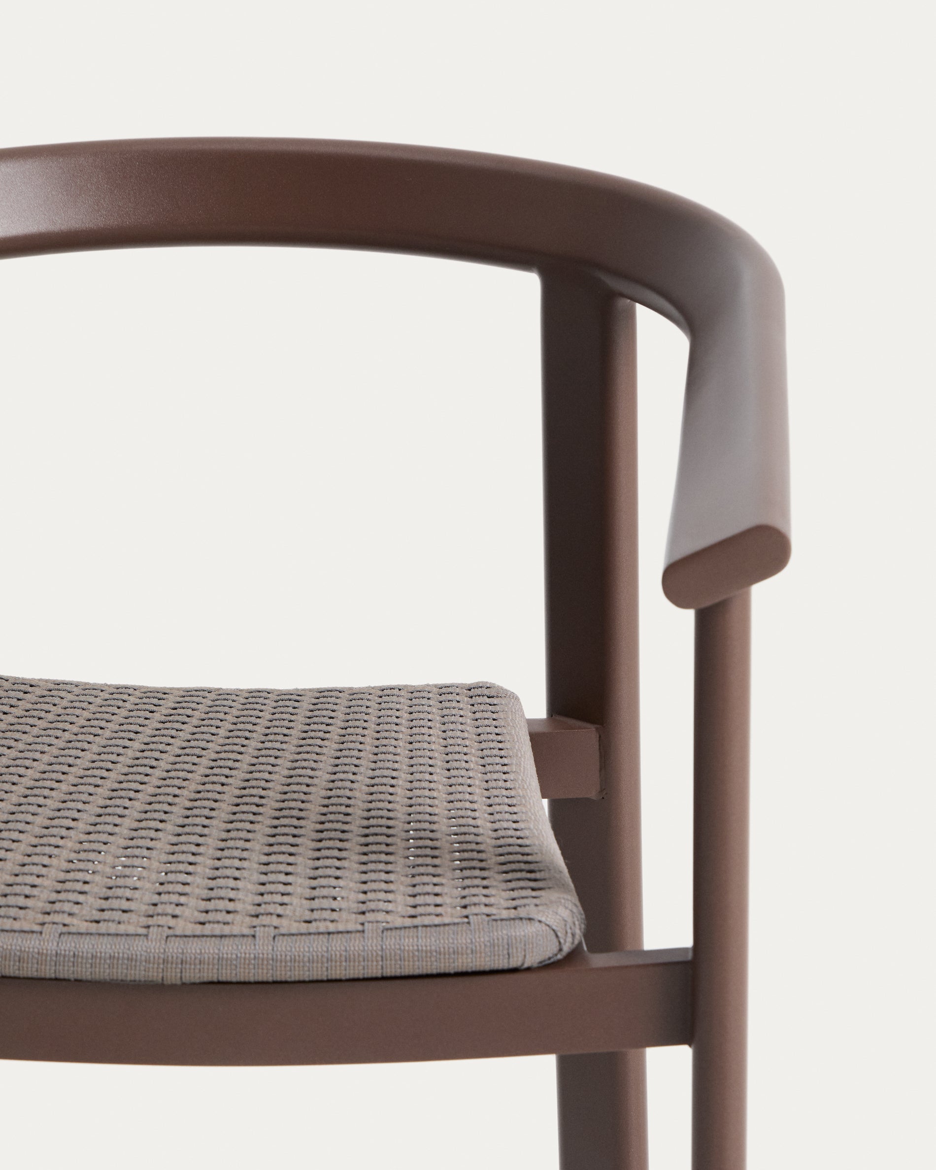 Stapelbarer Stuhl Erice aus Aluminium und braunem Seil. in Dunkelbraun präsentiert im Onlineshop von KAQTU Design AG. Gartenstuhl ist von Kave Home