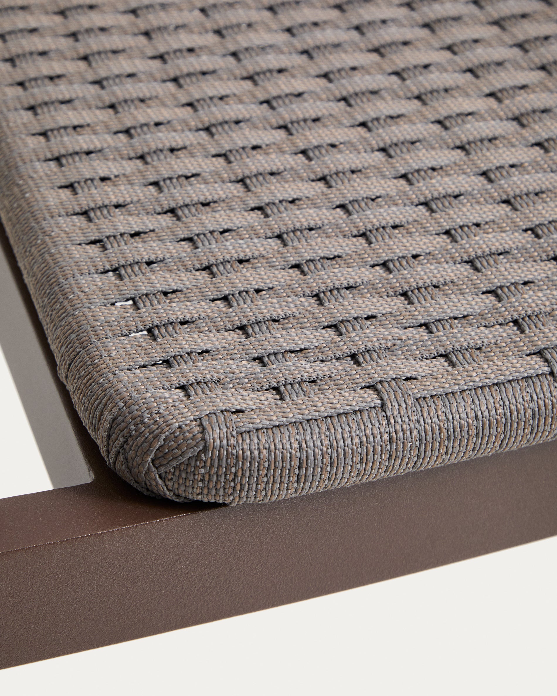 Stapelbarer Stuhl Erice aus Aluminium und braunem Seil. in Dunkelbraun präsentiert im Onlineshop von KAQTU Design AG. Gartenstuhl ist von Kave Home