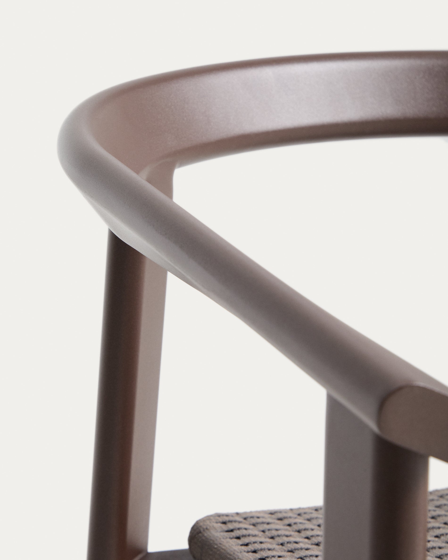 Stapelbarer Stuhl Erice aus Aluminium und braunem Seil. in Dunkelbraun präsentiert im Onlineshop von KAQTU Design AG. Gartenstuhl ist von Kave Home