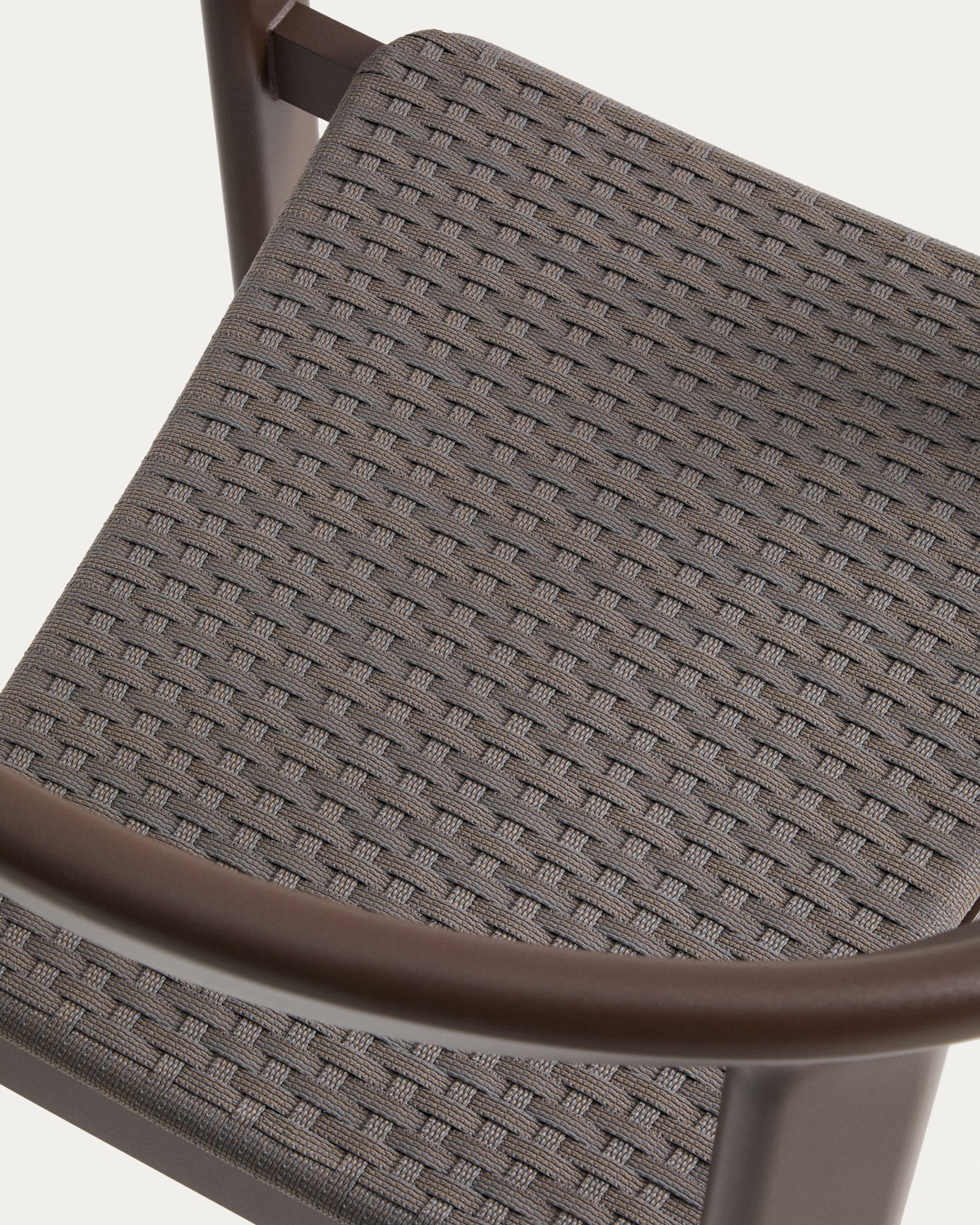 Stapelbarer Stuhl Erice aus Aluminium und braunem Seil. in Dunkelbraun präsentiert im Onlineshop von KAQTU Design AG. Gartenstuhl ist von Kave Home