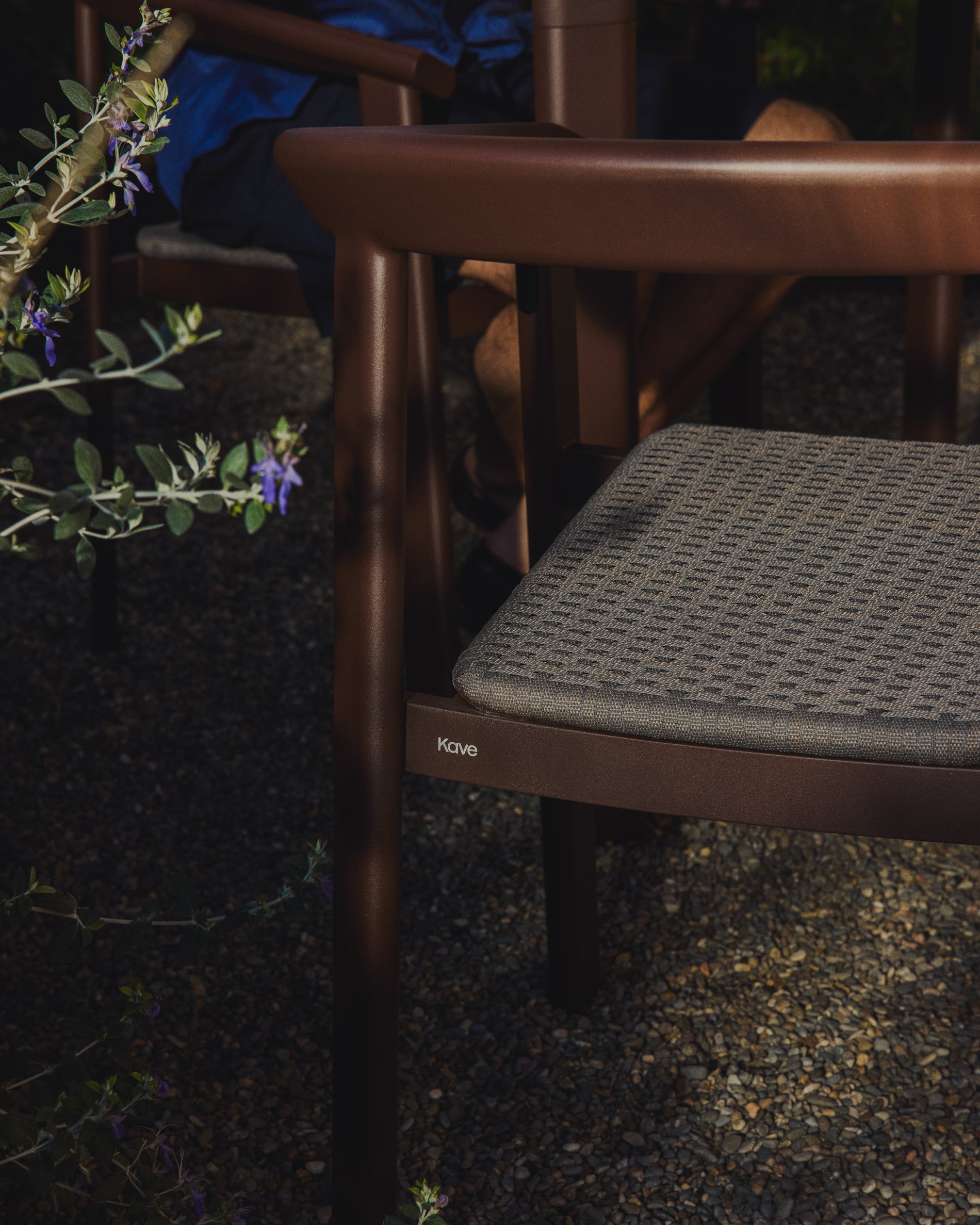 Stapelbarer Stuhl Erice aus Aluminium und braunem Seil. in Dunkelbraun präsentiert im Onlineshop von KAQTU Design AG. Gartenstuhl ist von Kave Home