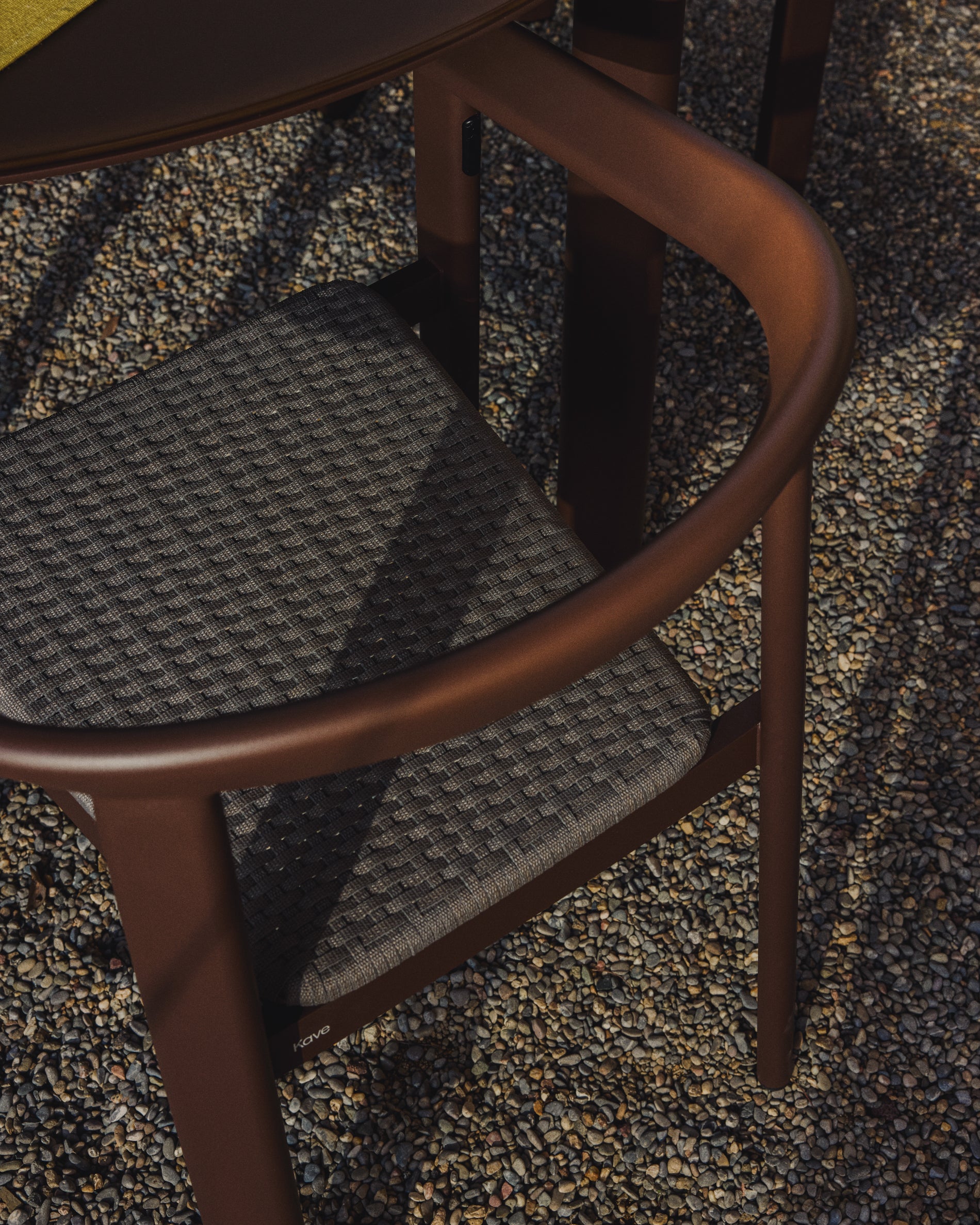 Stapelbarer Stuhl Erice aus Aluminium und braunem Seil. in Dunkelbraun präsentiert im Onlineshop von KAQTU Design AG. Gartenstuhl ist von Kave Home