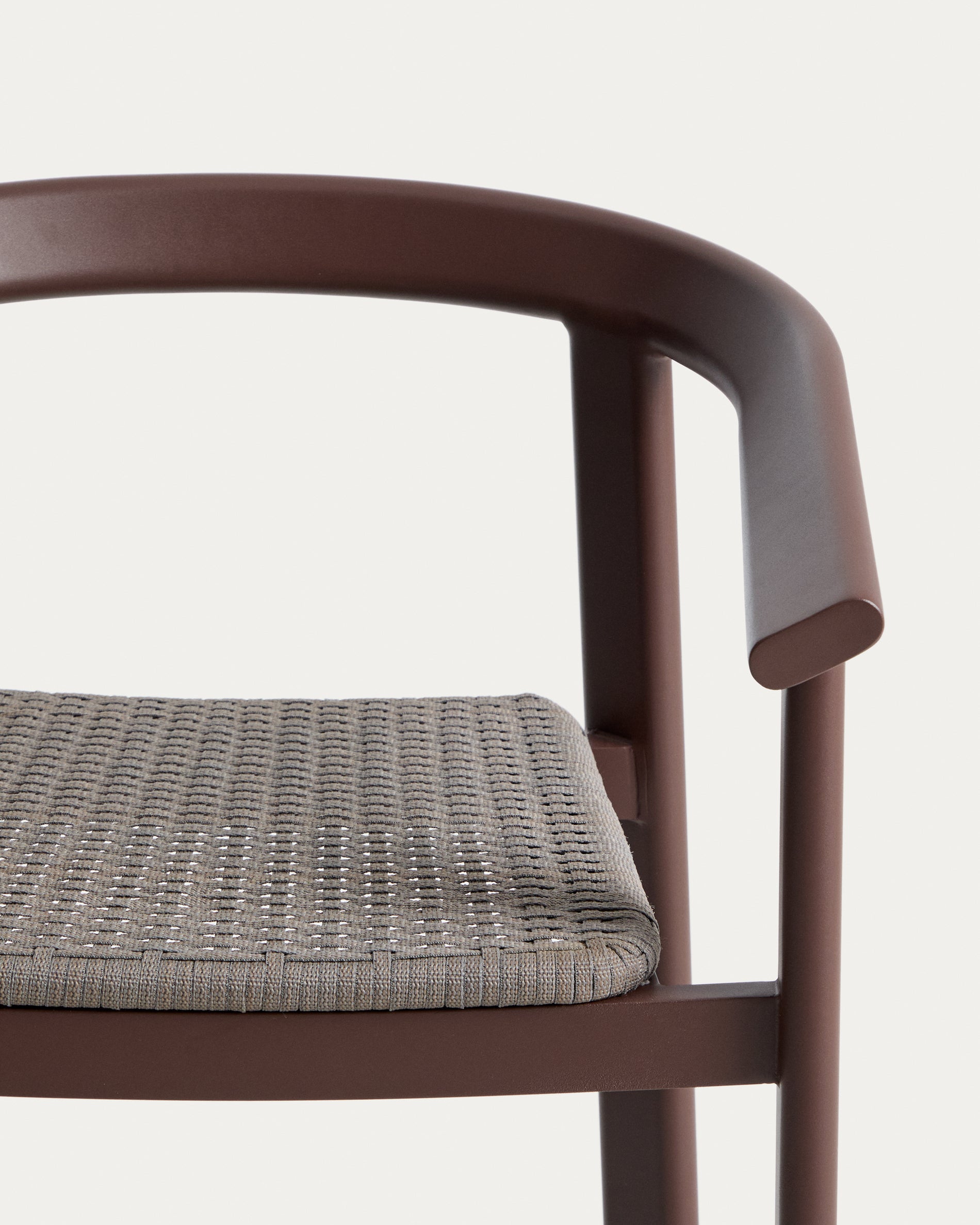 Stylischer Hocker Erice aus robustem Aluminium und elegantem braunem Seil, ideal für entspannte Stunden im Freien.