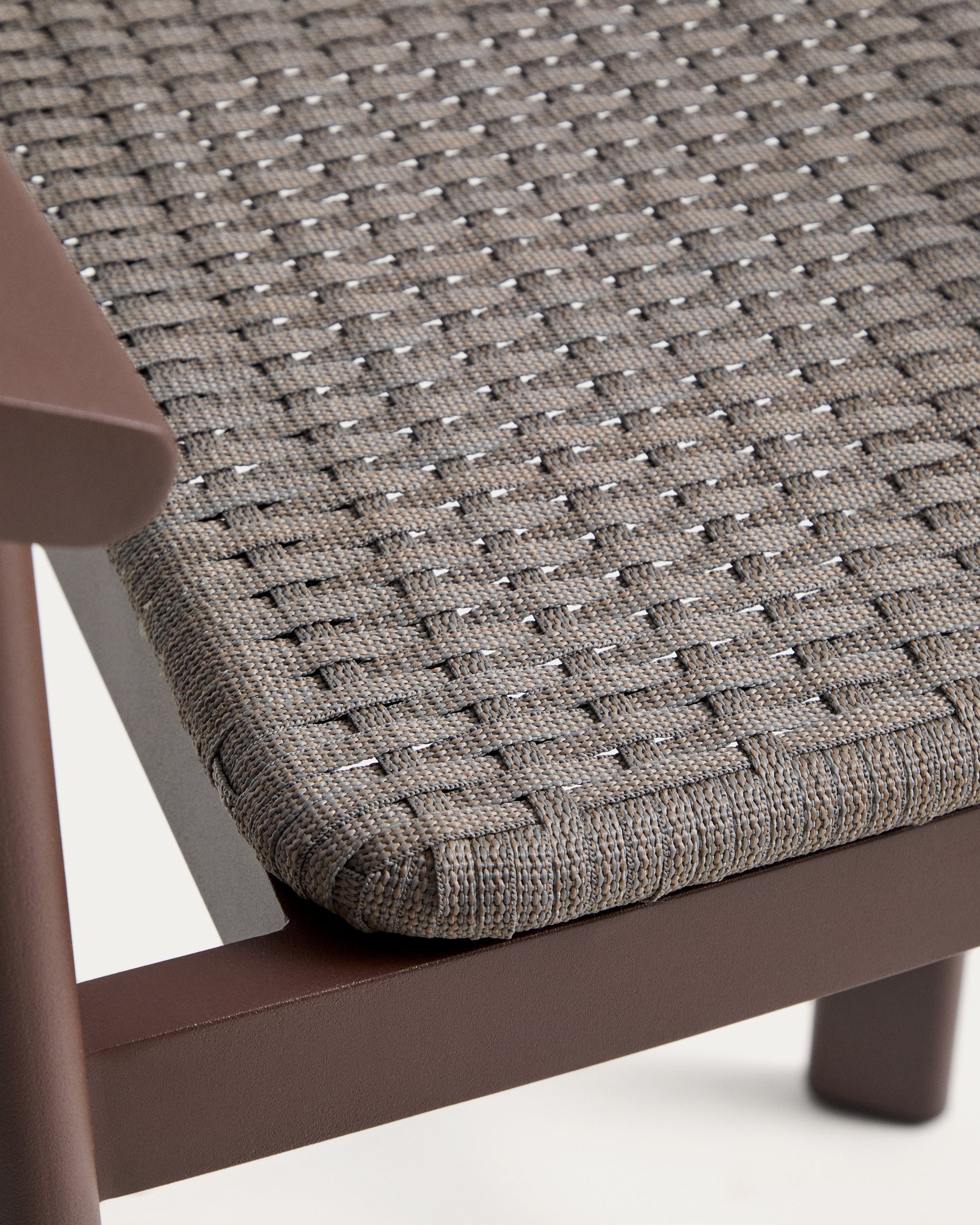 Moderner Outdoor-Hocker Erice, gefertigt aus langlebigem Aluminium und hochwertigem braunem Seil, perfekt für Garten und Terrasse.