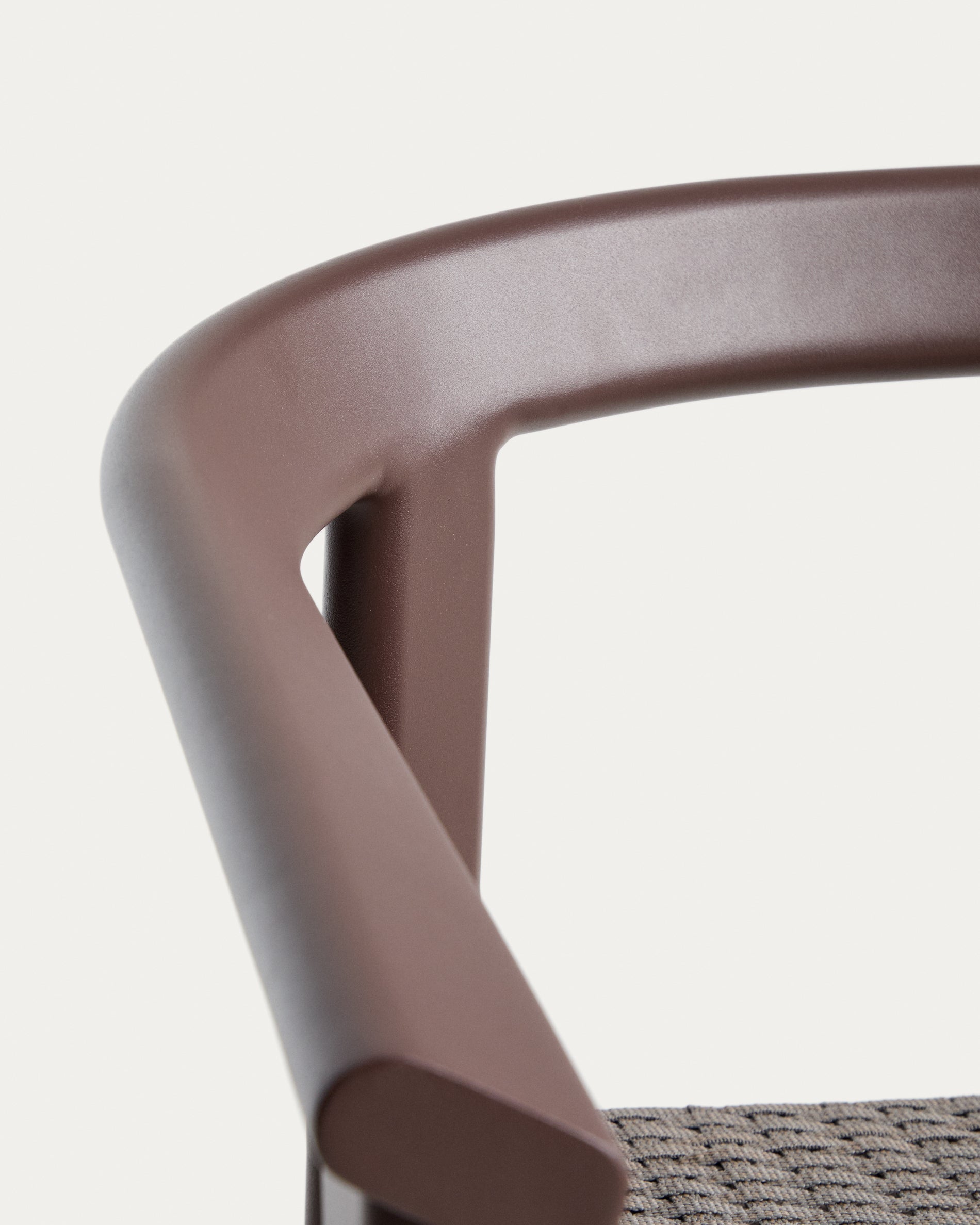 Stylischer Hocker Erice aus robustem Aluminium und elegantem braunem Seil, ideal für entspannte Stunden im Freien.