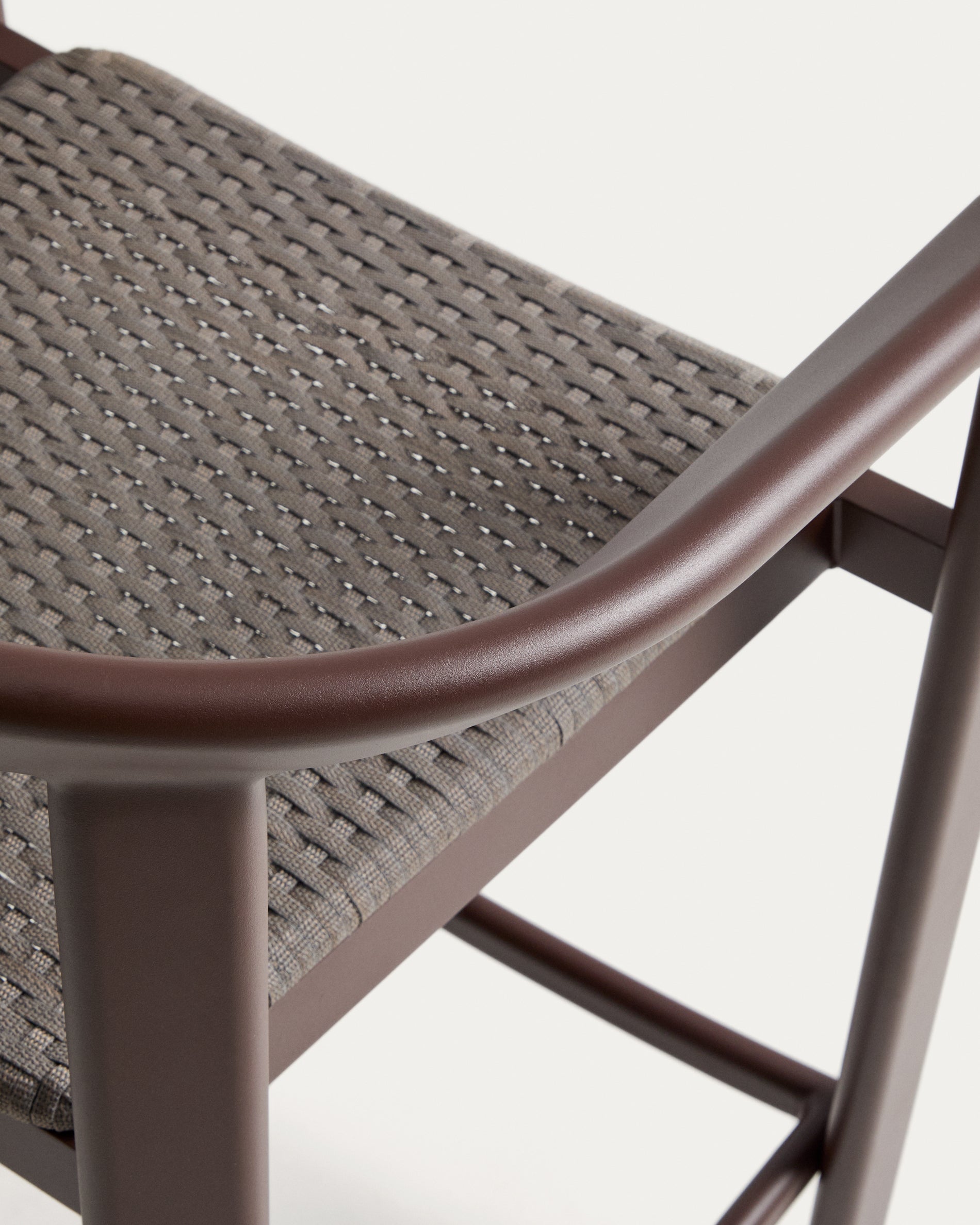Moderner Outdoor-Hocker Erice, gefertigt aus langlebigem Aluminium und hochwertigem braunem Seil, perfekt für Garten und Terrasse.