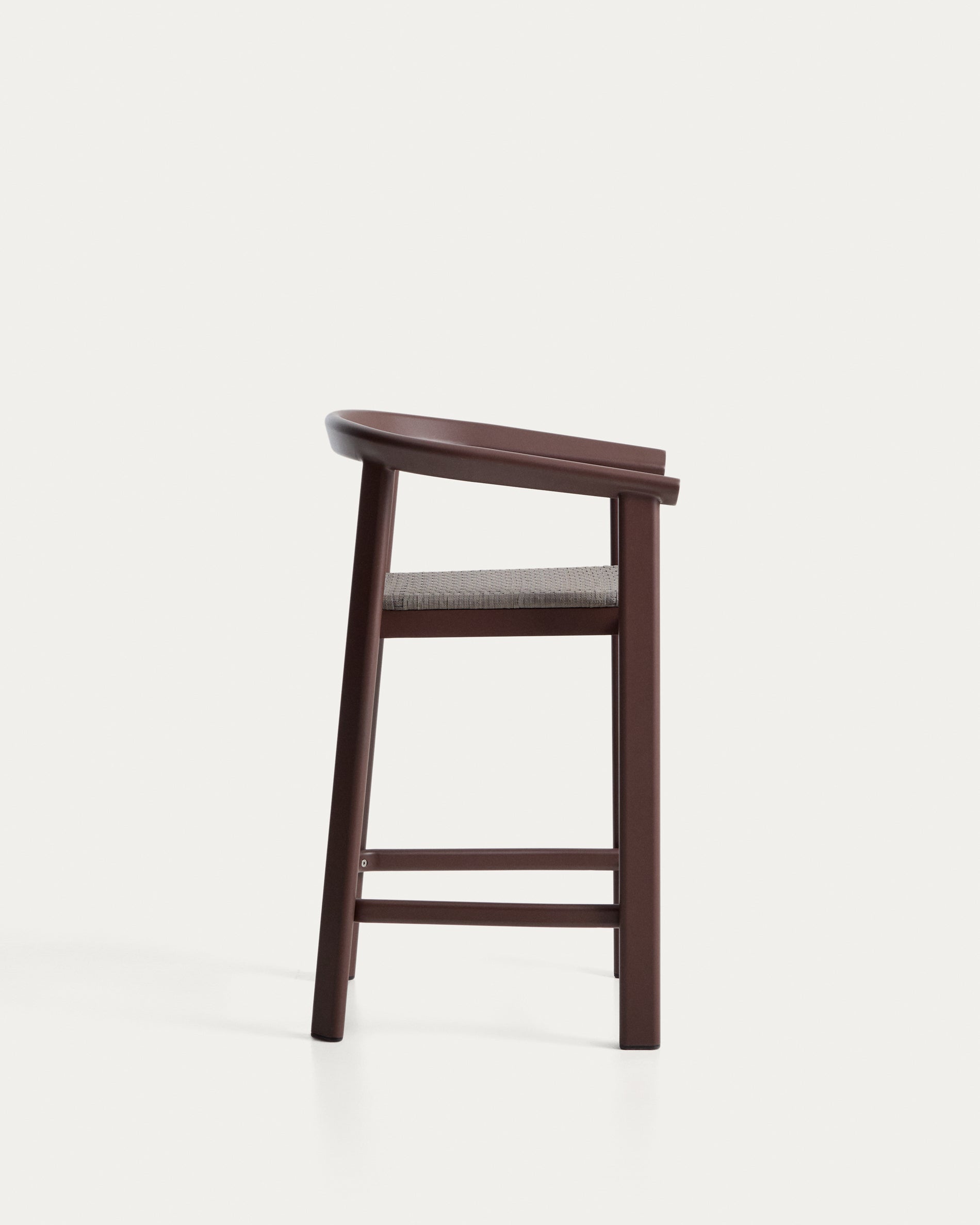 Moderner Outdoor-Hocker Erice, gefertigt aus langlebigem Aluminium und braunem Seil, 65 cm hoch, perfekt für Garten und Terrasse.