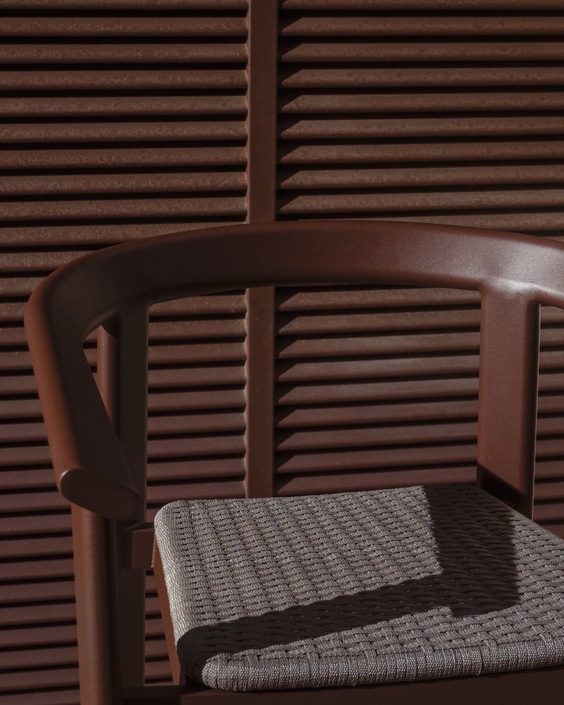 Stylischer Hocker Erice aus robustem Aluminium und elegantem braunem Seil, 65 cm hoch, ideal für entspannte Stunden im Freien.