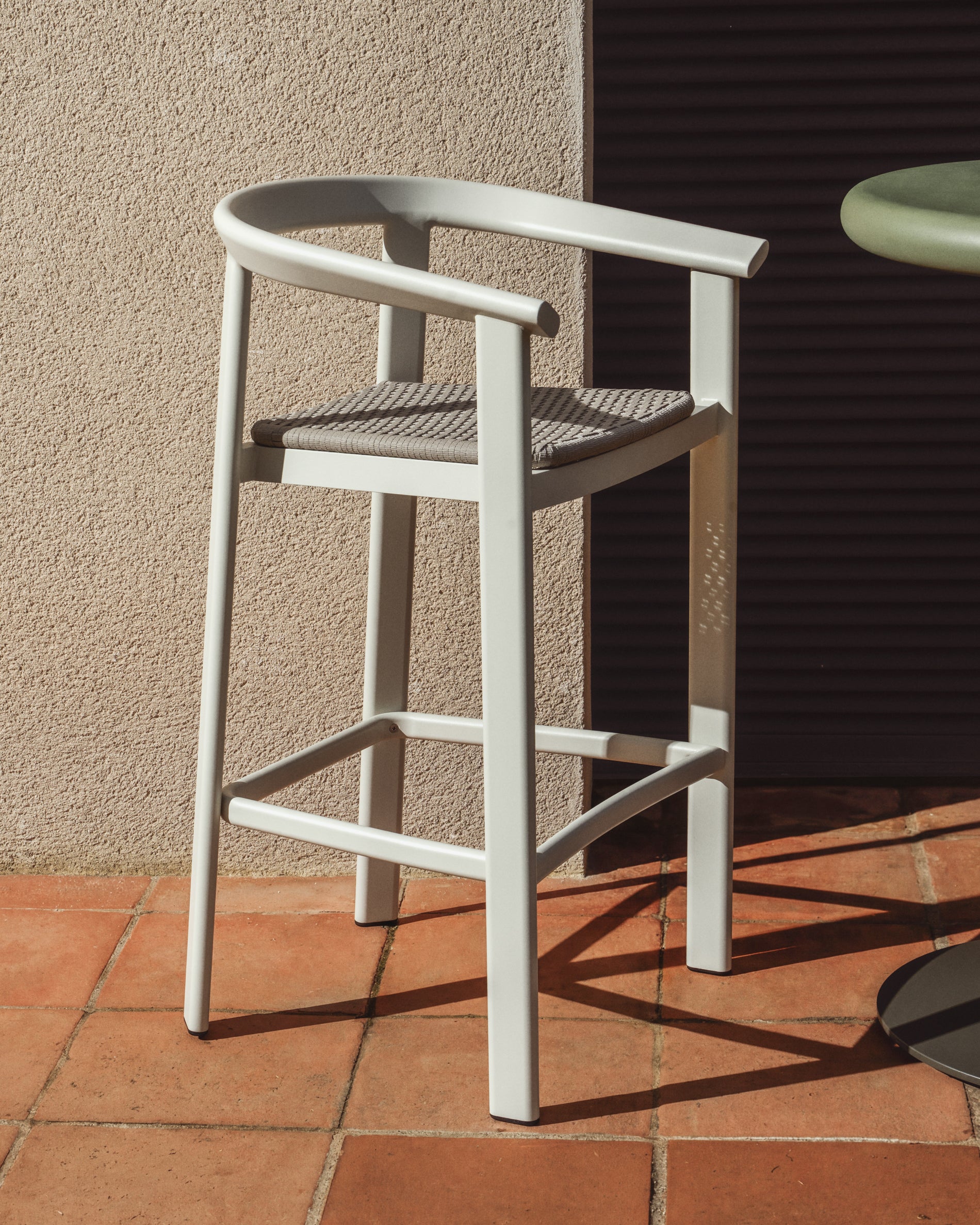 Hocker Erice aus Aluminium und ecrufarbenem Seil, 65 cm in Ecru präsentiert im Onlineshop von KAQTU Design AG. Hocker Outdoor ist von Kave Home