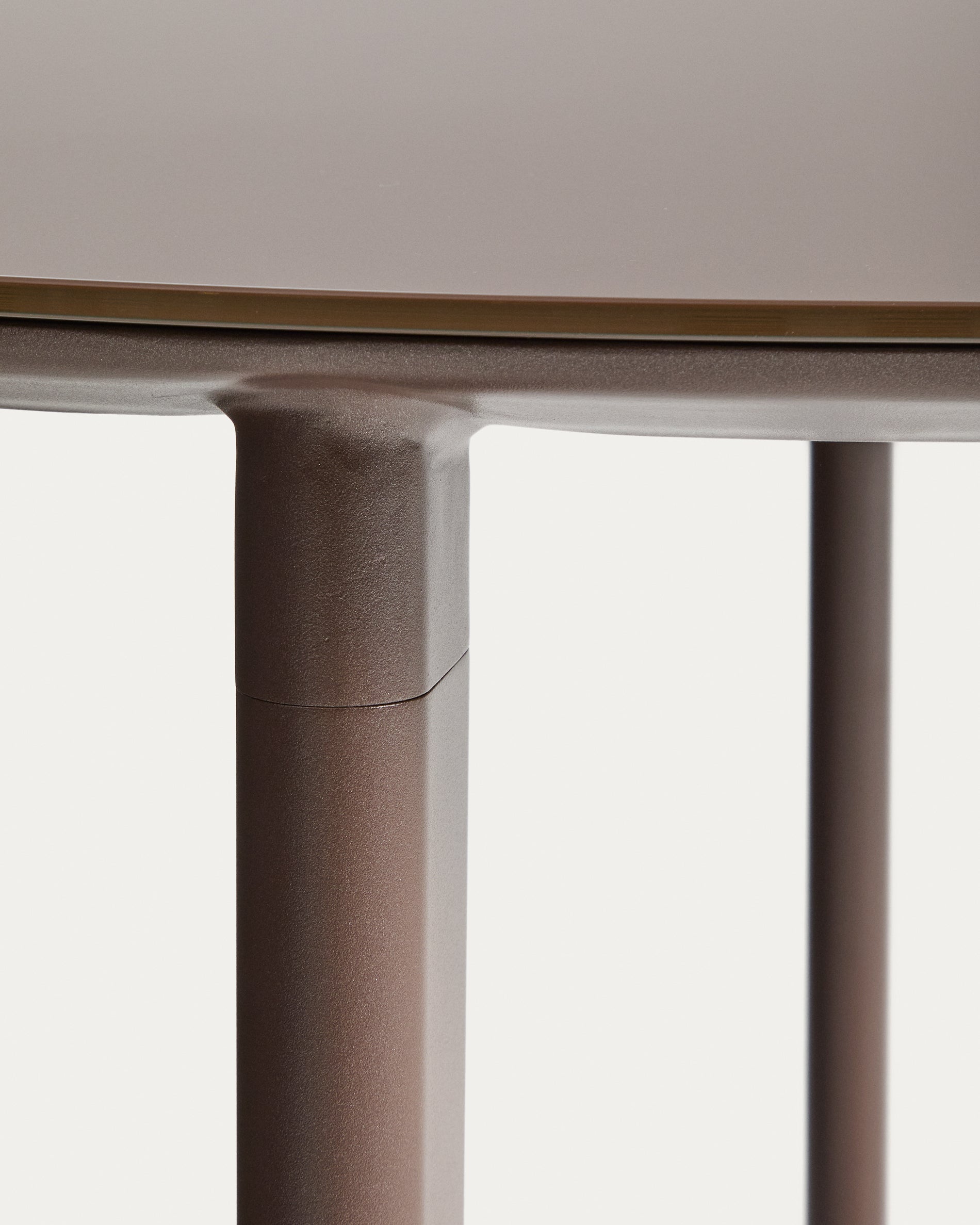 Runder Tisch Erice aus Aluminium und gehärtetem Glas in Braun Ø120 cm in Dunkelbraun präsentiert im Onlineshop von KAQTU Design AG. Gartentisch ist von Kave Home