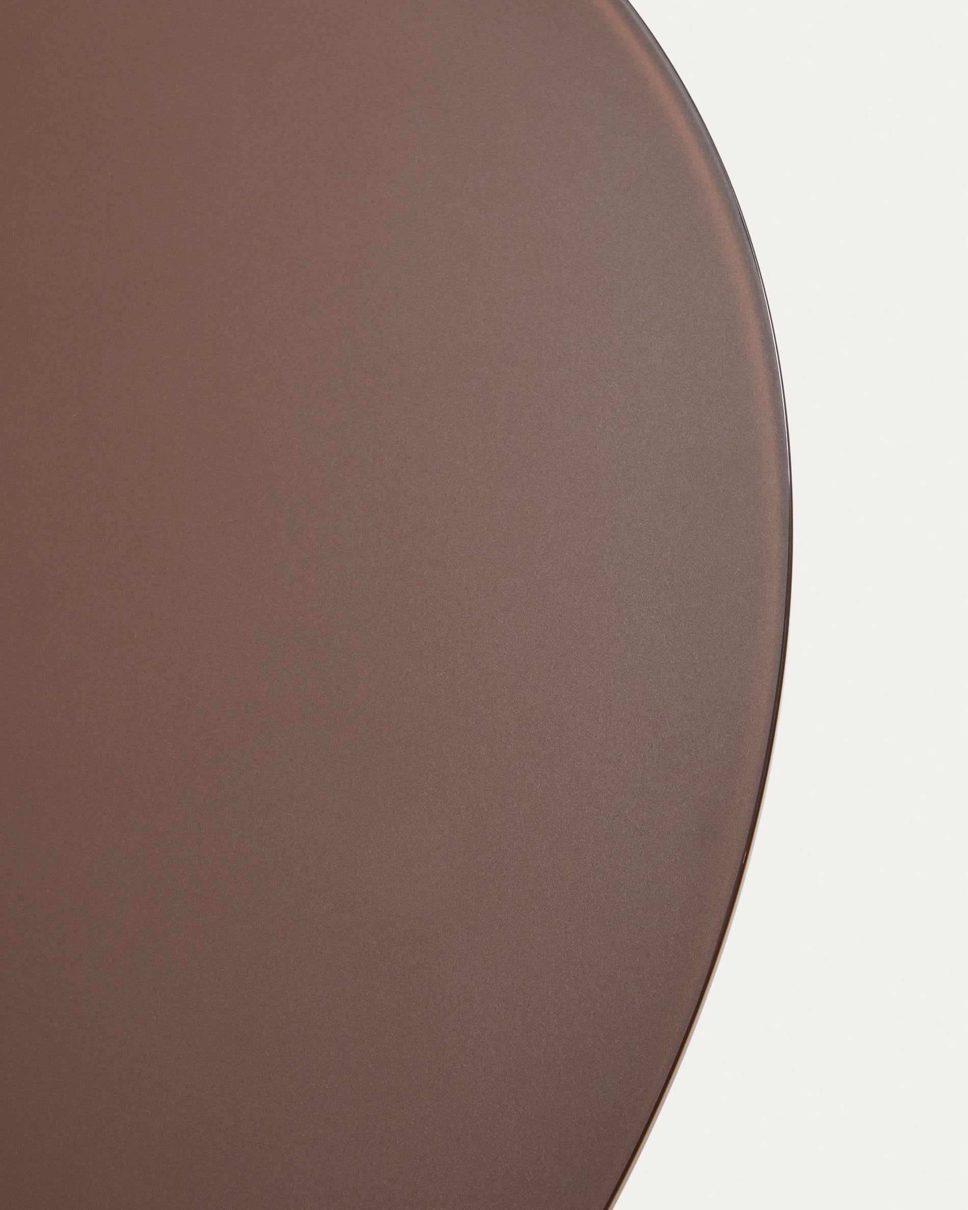 Runder Tisch Erice aus Aluminium und gehärtetem Glas in Braun Ø120 cm in Dunkelbraun präsentiert im Onlineshop von KAQTU Design AG. Gartentisch ist von Kave Home