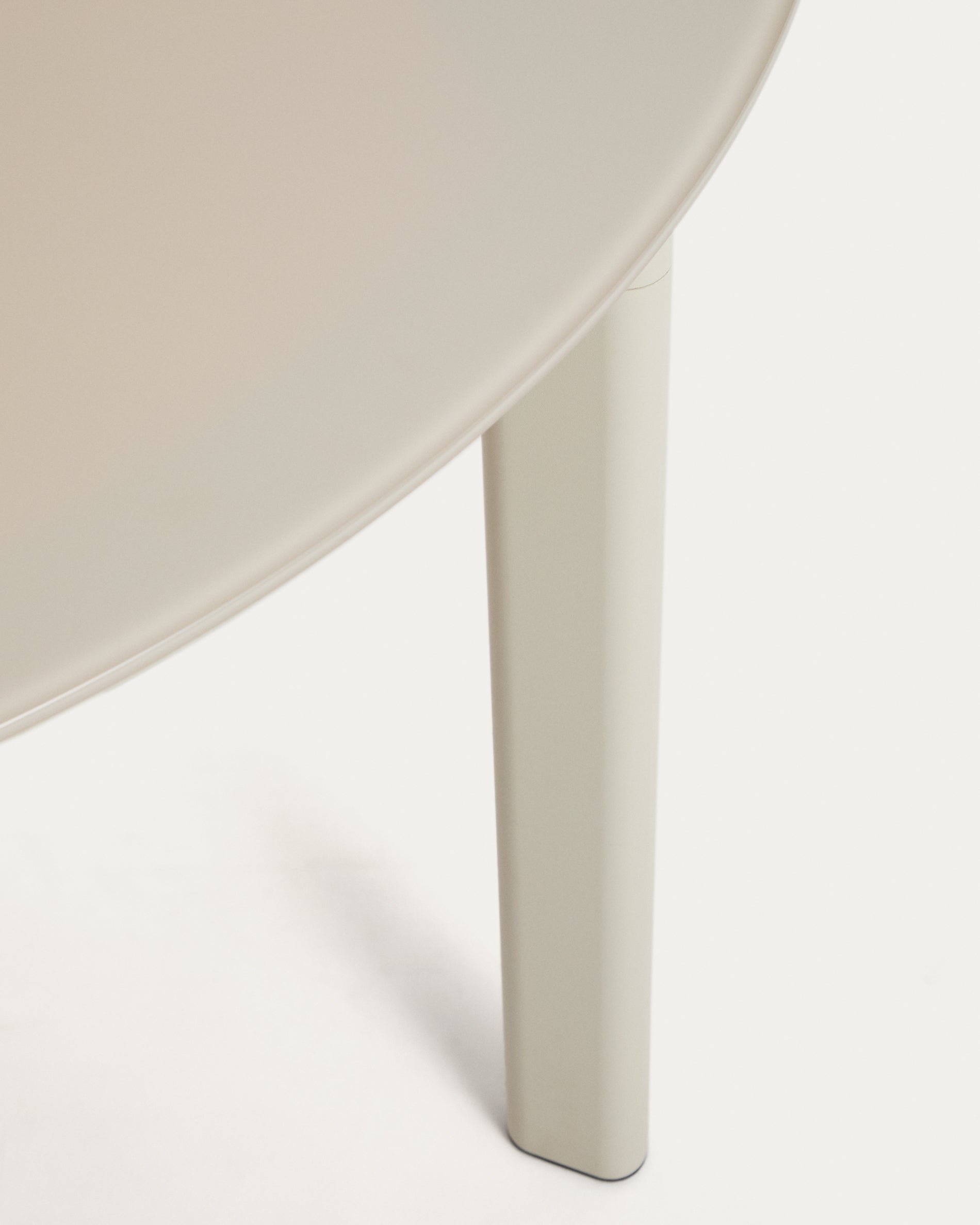 Runder Tisch Erice aus Aluminium und gehärtetem Glas in Ecru Ø120 cm in Ecru präsentiert im Onlineshop von KAQTU Design AG. Gartentisch ist von Kave Home