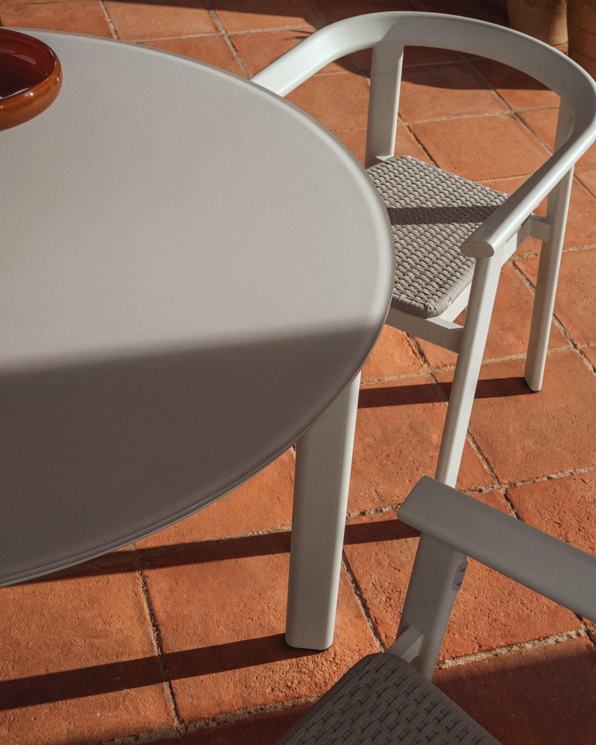 Runder Tisch Erice aus Aluminium und gehärtetem Glas in Ecru Ø120 cm in Ecru präsentiert im Onlineshop von KAQTU Design AG. Gartentisch ist von Kave Home