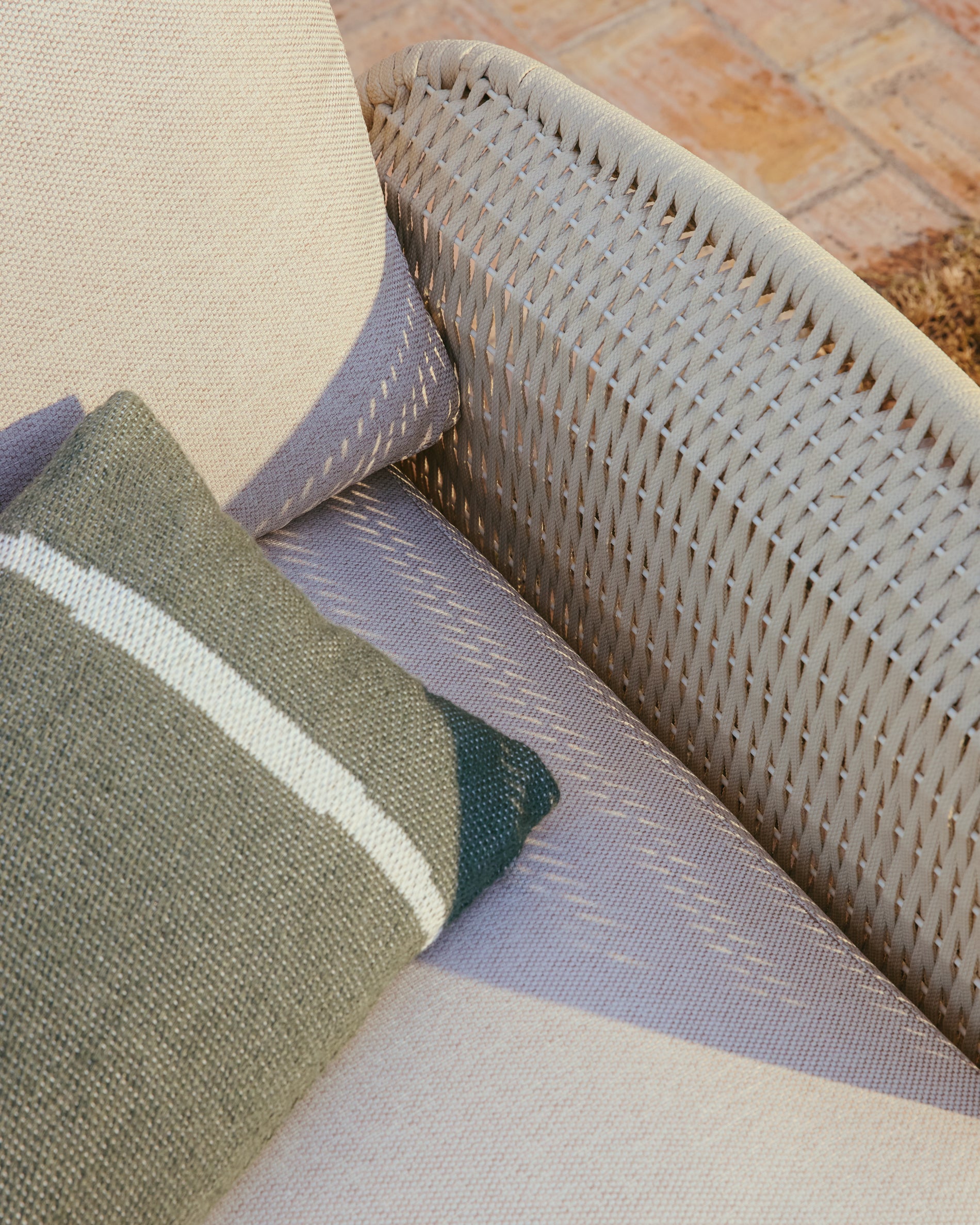 2-Sitzer-Sofa Alipa aus massivem Akazienholz und ecrufarbenem Seil, 165 cm in Ecru präsentiert im Onlineshop von KAQTU Design AG. Loungesofa ist von Kave Home