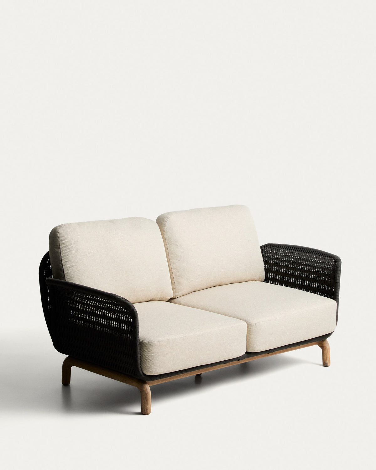 2-Sitzer-Sofa Alipa aus massivem Akazienholz und dunkelgrauem Seil, 165 cm FSC 100% in Graphit, Grau, Schwarz präsentiert im Onlineshop von KAQTU Design AG. Lounge Sofa ist von Kave Home