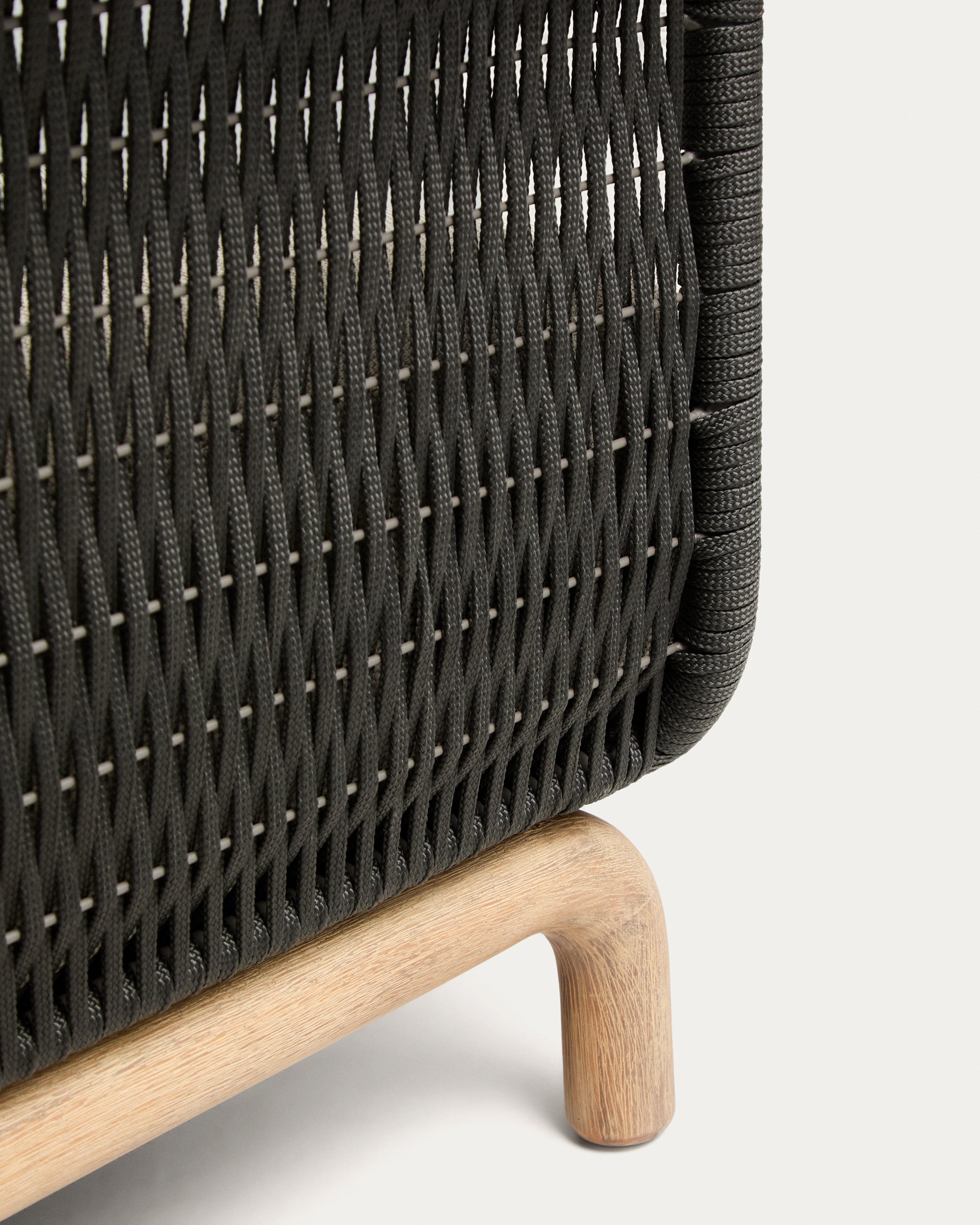 2-Sitzer-Sofa Alipa aus massivem Akazienholz und dunkelgrauem Seil, 165 cm in Graphit präsentiert im Onlineshop von KAQTU Design AG. Loungesofa ist von Kave Home