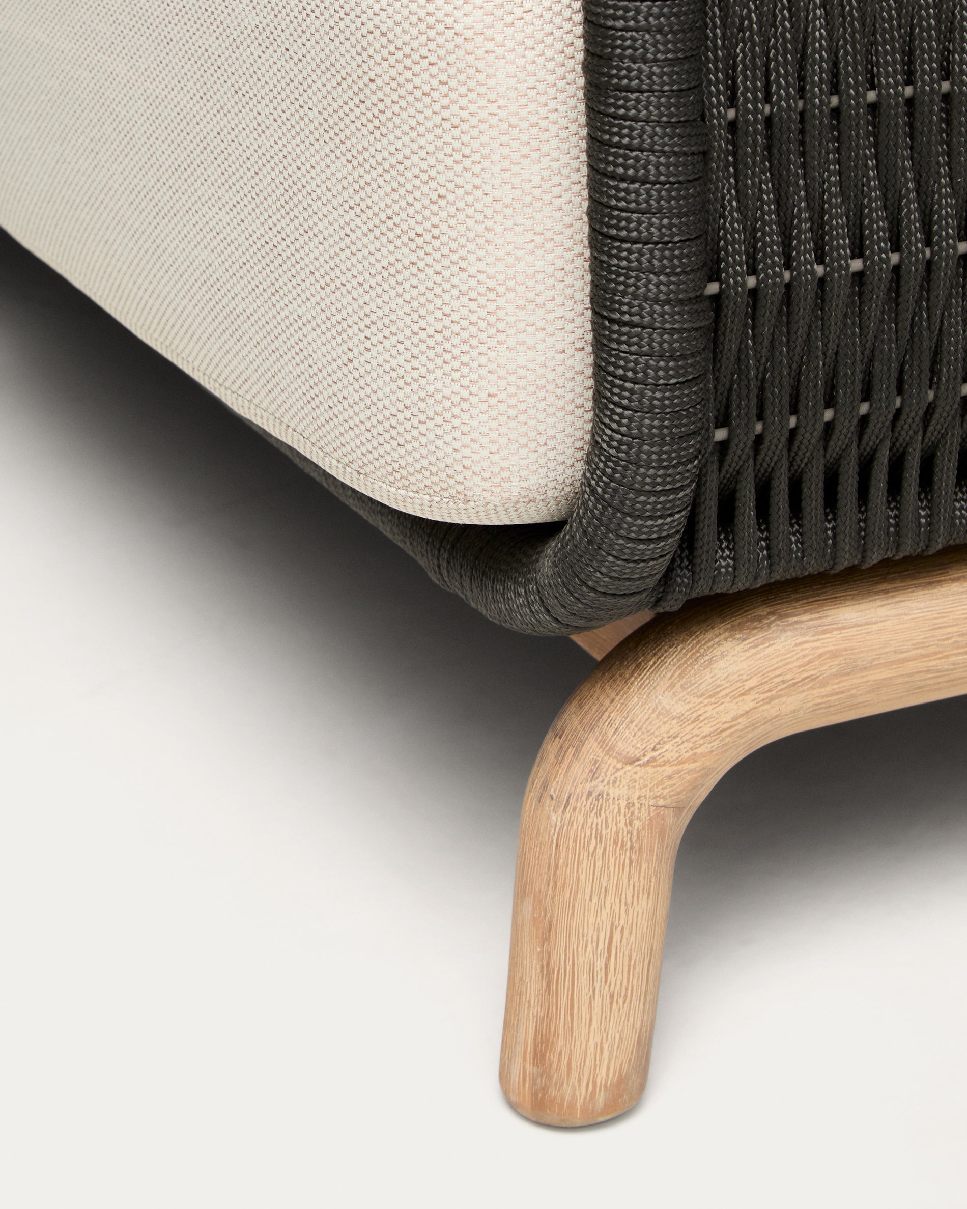 2-Sitzer-Sofa Alipa aus massivem Akazienholz und dunkelgrauem Seil, 165 cm in Graphit präsentiert im Onlineshop von KAQTU Design AG. Loungesofa ist von Kave Home