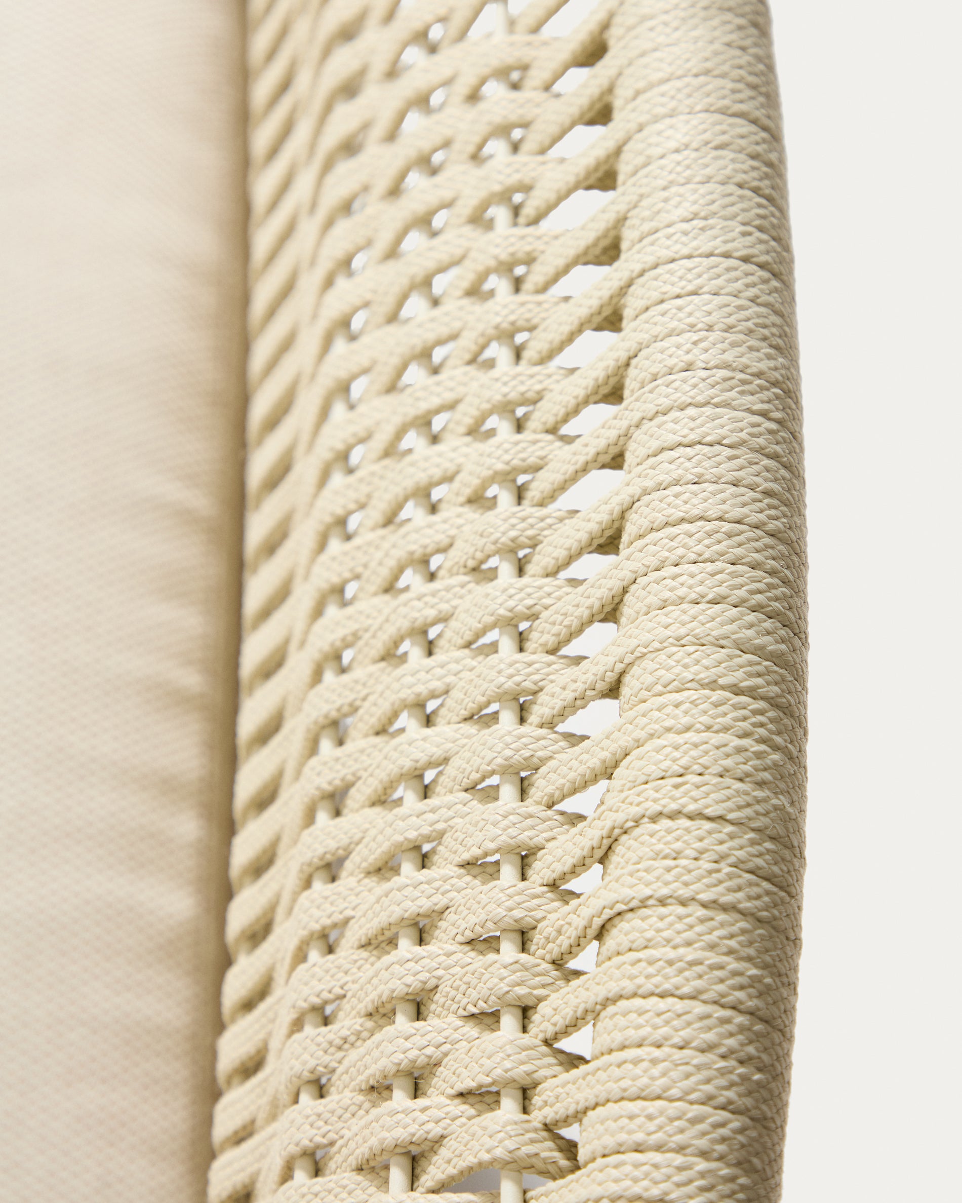 3-Sitzer-Sofa Alipa aus massivem Akazienholz und ecrufarbenem Seil, 235 cm in Ecru präsentiert im Onlineshop von KAQTU Design AG. Loungesofa ist von Kave Home