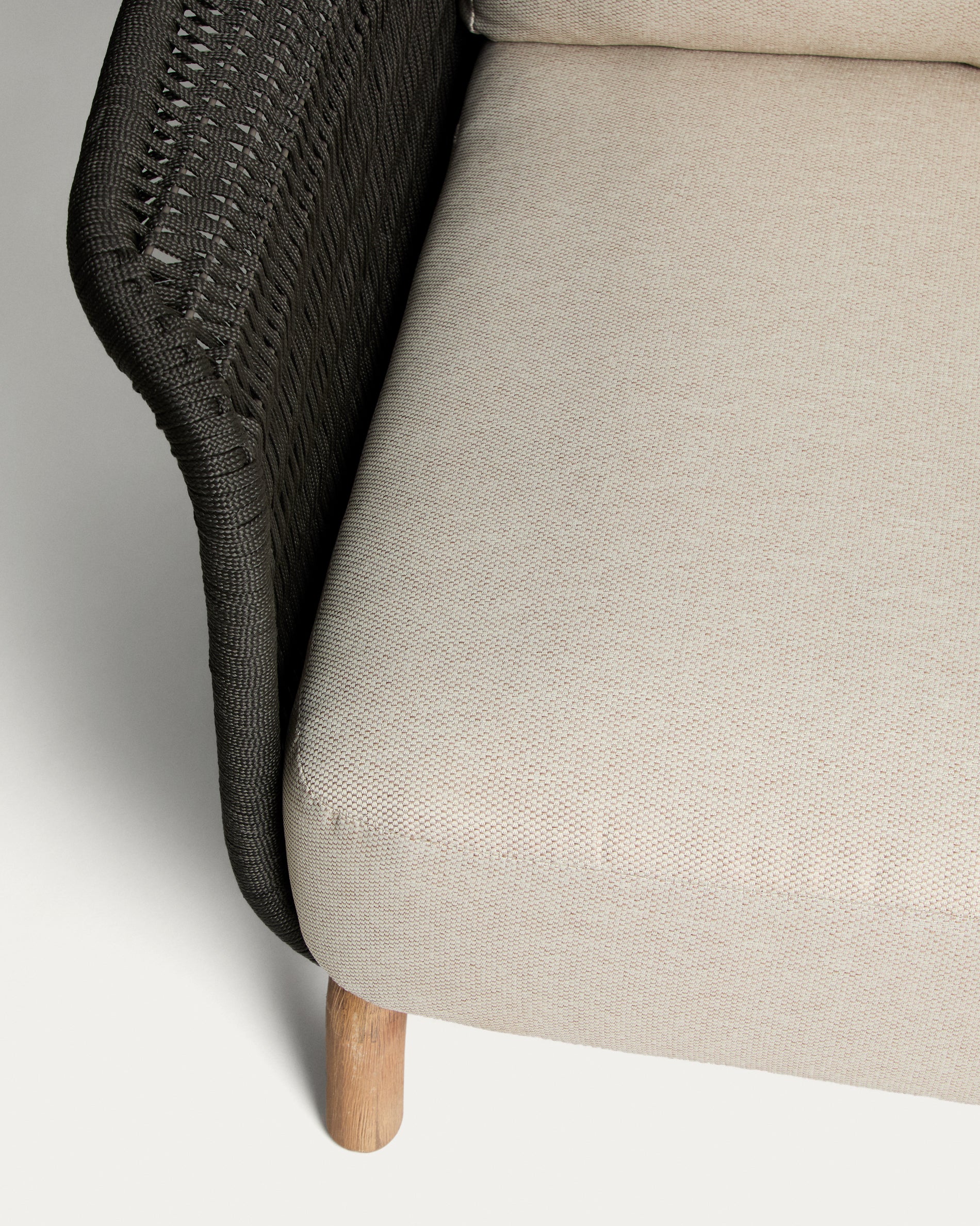 3-Sitzer-Sofa Alipa aus massivem Akazienholz und dunkelgrauem Seil, 235 cm in Graphit präsentiert im Onlineshop von KAQTU Design AG. Loungesofa ist von Kave Home