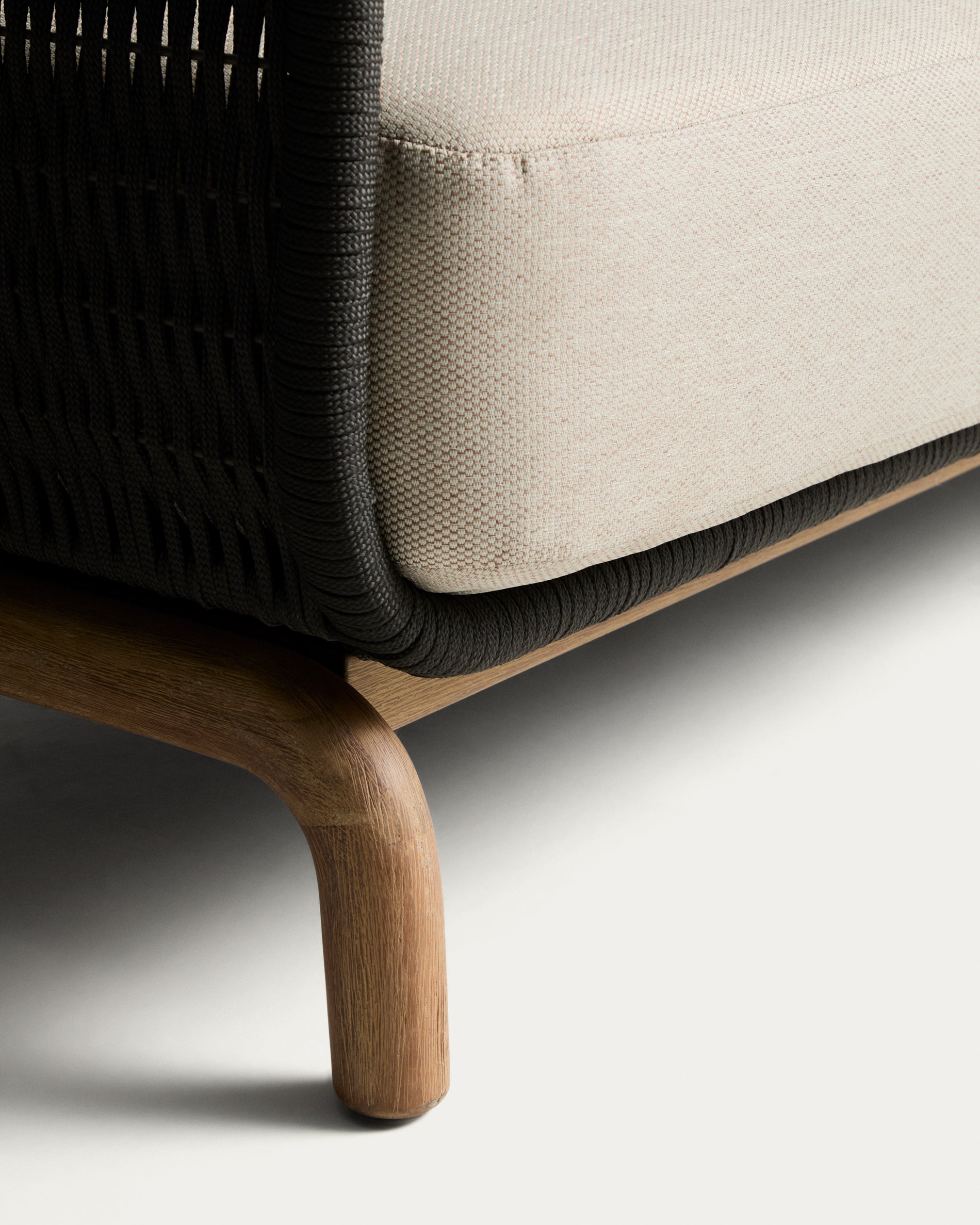 3-Sitzer-Sofa Alipa aus massivem Akazienholz und dunkelgrauem Seil, 235 cm in Graphit präsentiert im Onlineshop von KAQTU Design AG. Loungesofa ist von Kave Home