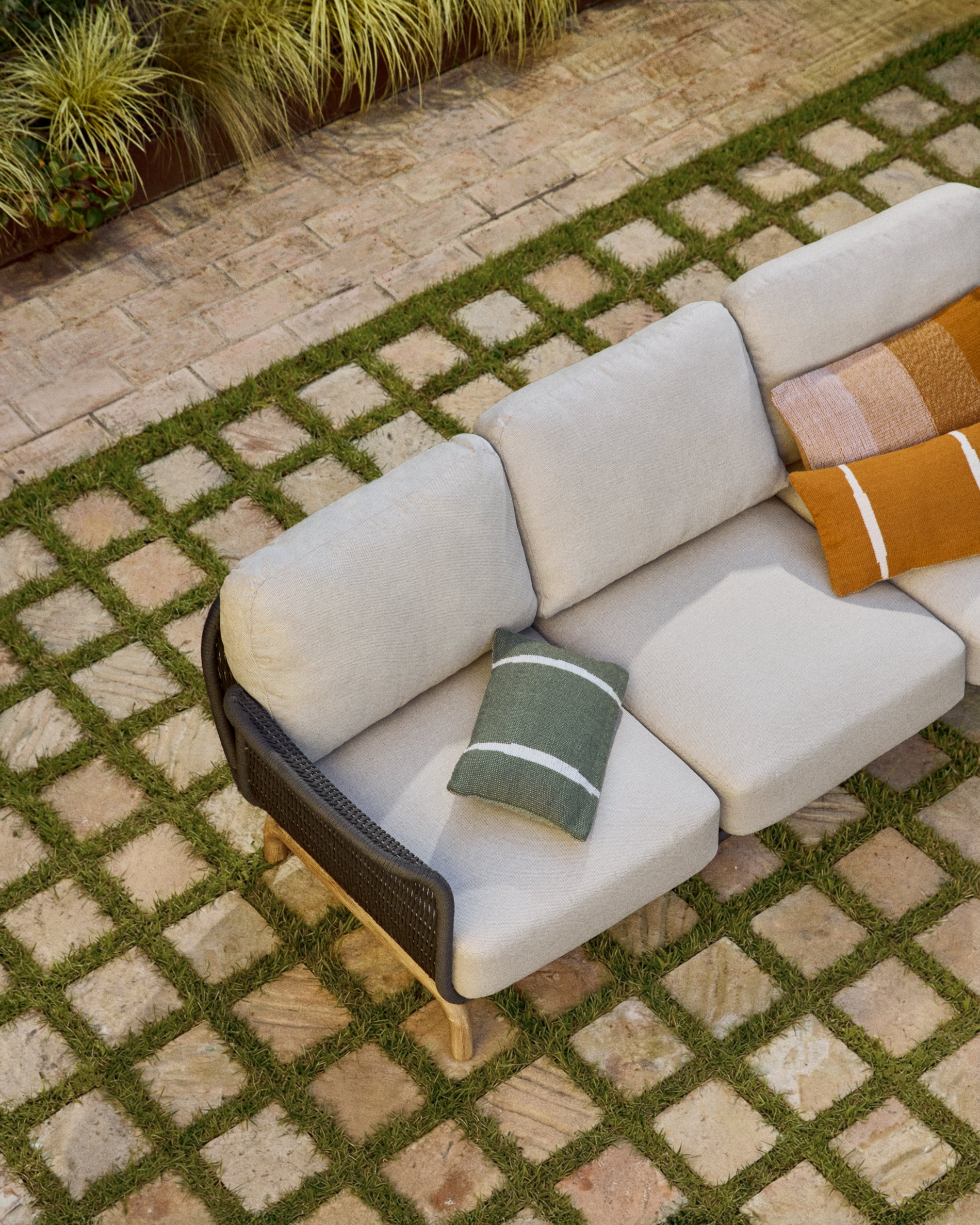 3-Sitzer-Sofa Alipa aus massivem Akazienholz und dunkelgrauem Seil, 235 cm in Graphit präsentiert im Onlineshop von KAQTU Design AG. Loungesofa ist von Kave Home