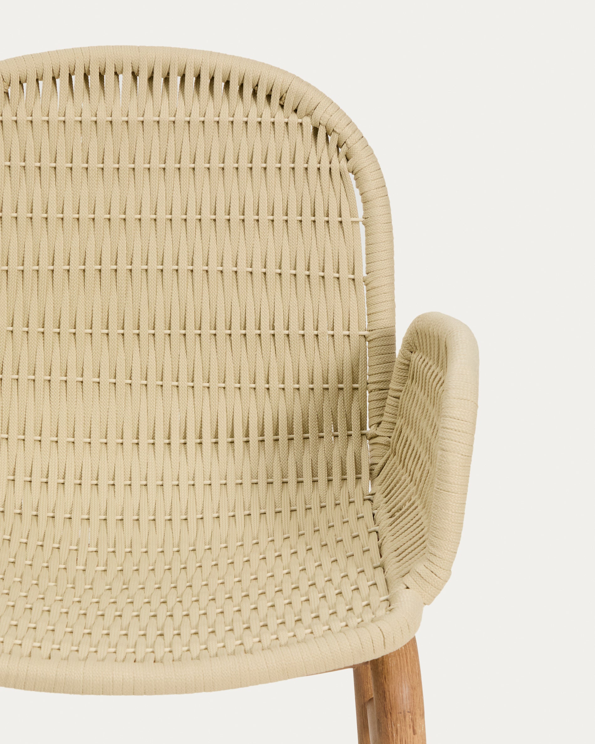 Armlehnstuhl Alipa aus massivem Akazienholz und ecrufarbenem Seil, FSC 100 % in Ecru präsentiert im Onlineshop von KAQTU Design AG. Gartenstuhl mit Armlehnen ist von Kave Home