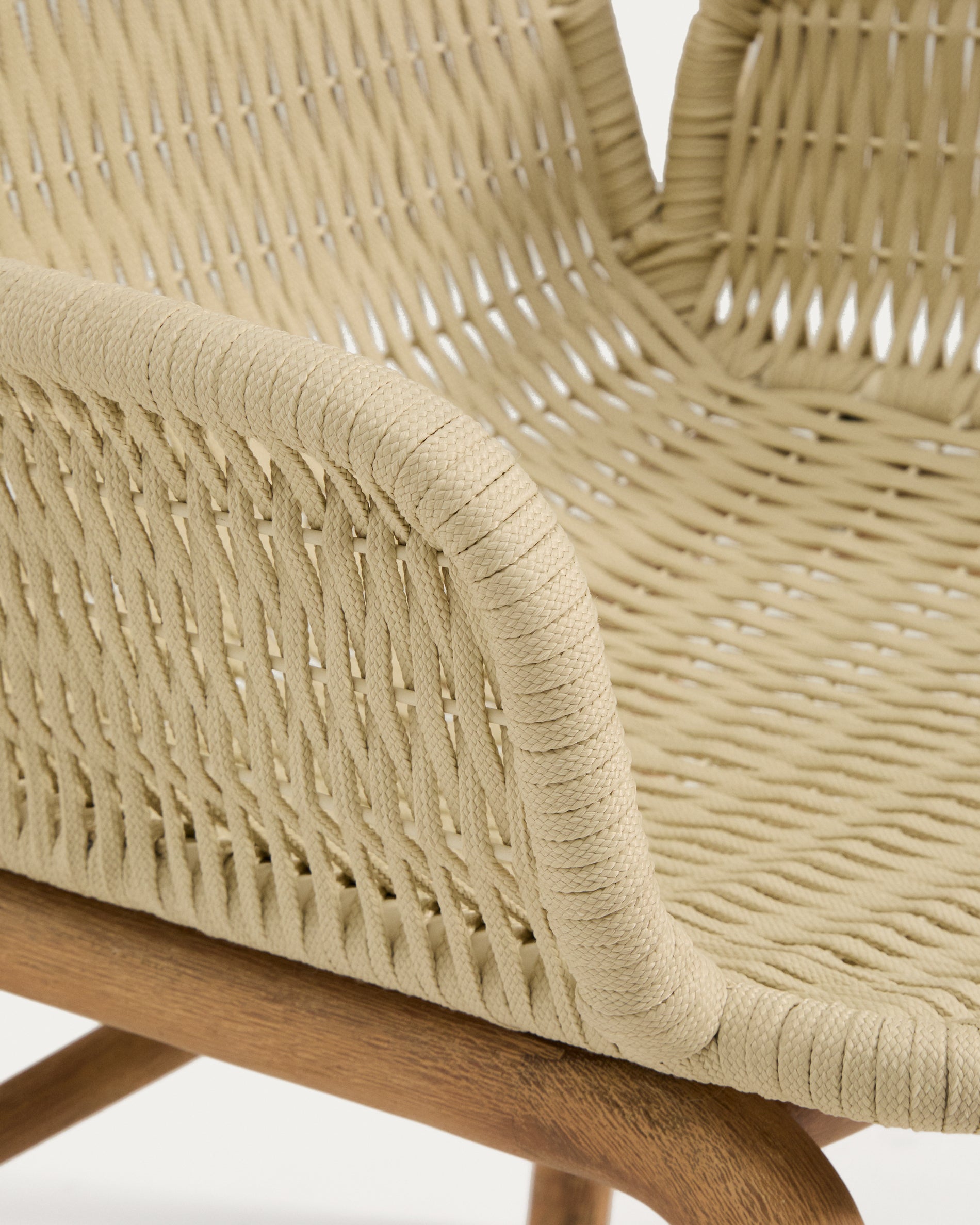 Armlehnstuhl Alipa aus massivem Akazienholz und ecrufarbenem Seil, FSC 100 % in Ecru präsentiert im Onlineshop von KAQTU Design AG. Gartenstuhl mit Armlehnen ist von Kave Home