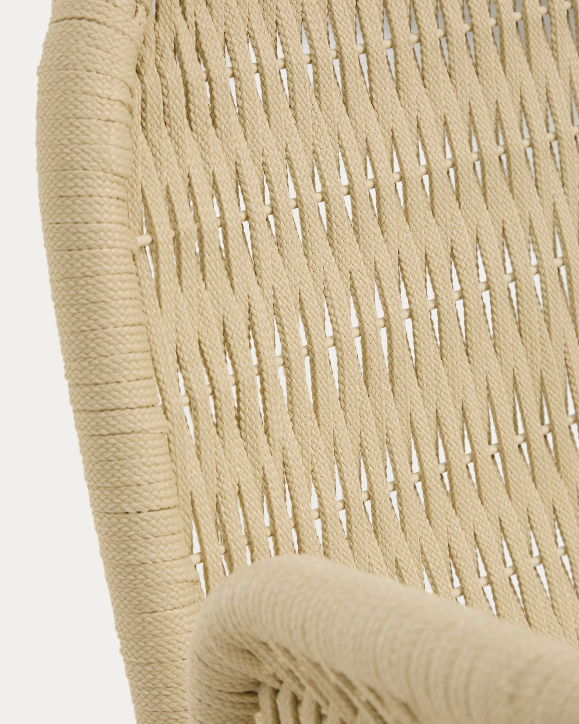 Armlehnstuhl Alipa aus massivem Akazienholz und ecrufarbenem Seil, FSC 100 % in Ecru präsentiert im Onlineshop von KAQTU Design AG. Gartenstuhl mit Armlehnen ist von Kave Home