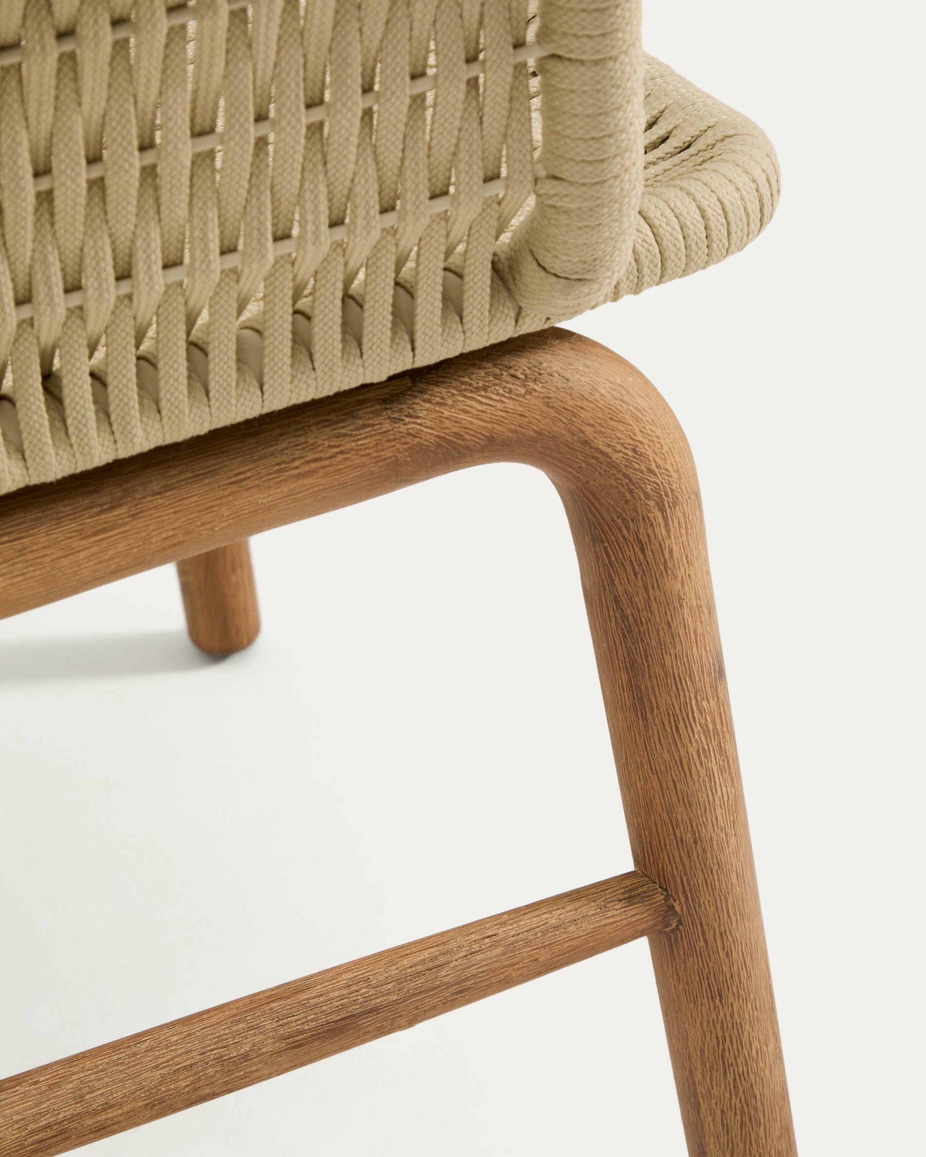 Armlehnstuhl Alipa aus massivem Akazienholz und ecrufarbenem Seil, FSC 100 % in Ecru präsentiert im Onlineshop von KAQTU Design AG. Gartenstuhl mit Armlehnen ist von Kave Home