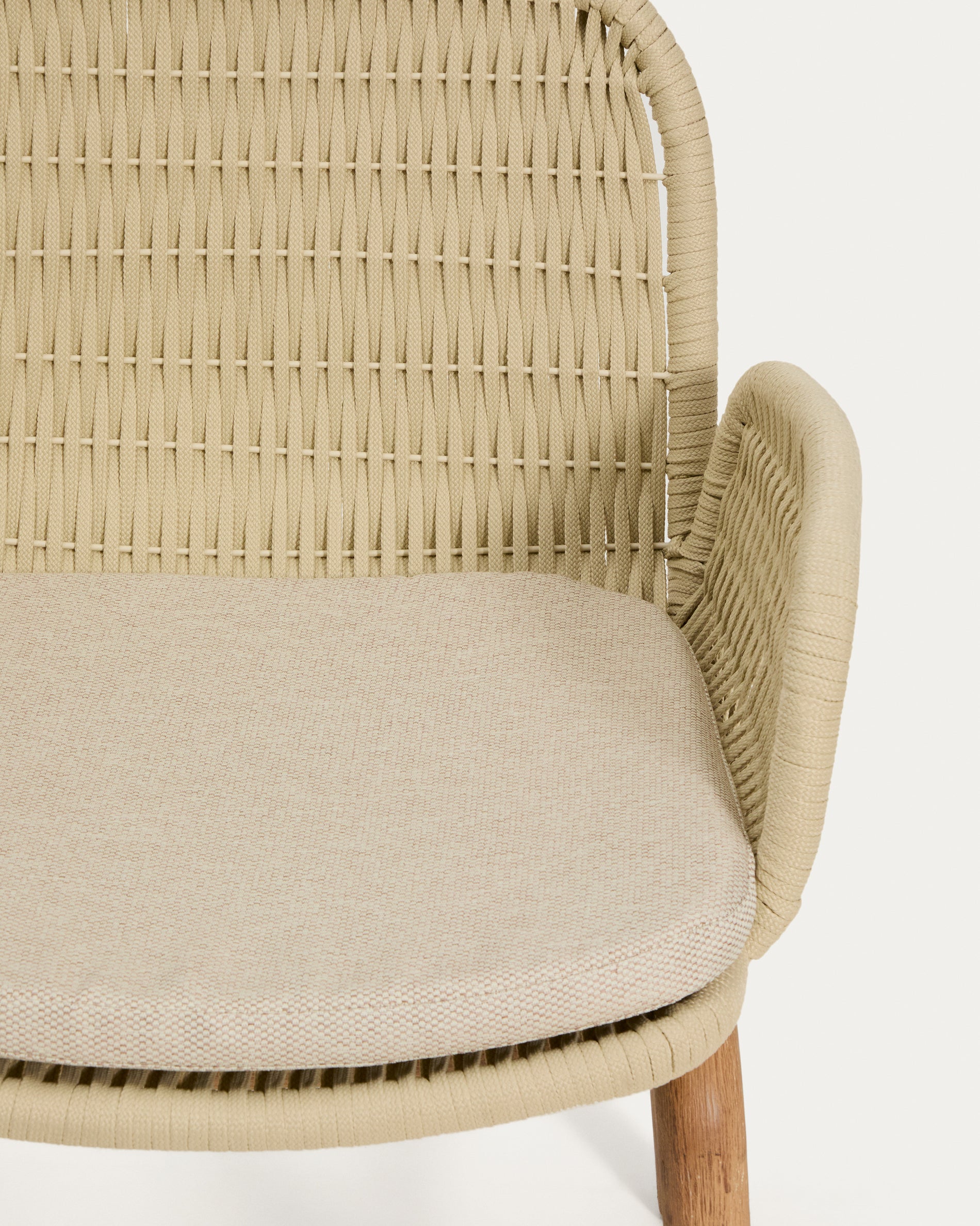 Armlehnstuhl Alipa aus massivem Akazienholz und ecrufarbenem Seil, FSC 100 % in Ecru präsentiert im Onlineshop von KAQTU Design AG. Gartenstuhl mit Armlehnen ist von Kave Home